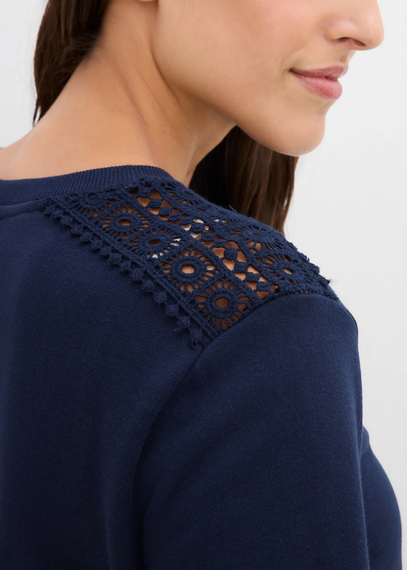 Sweat avec détails crochet • bleu foncé • Boutique bonprix