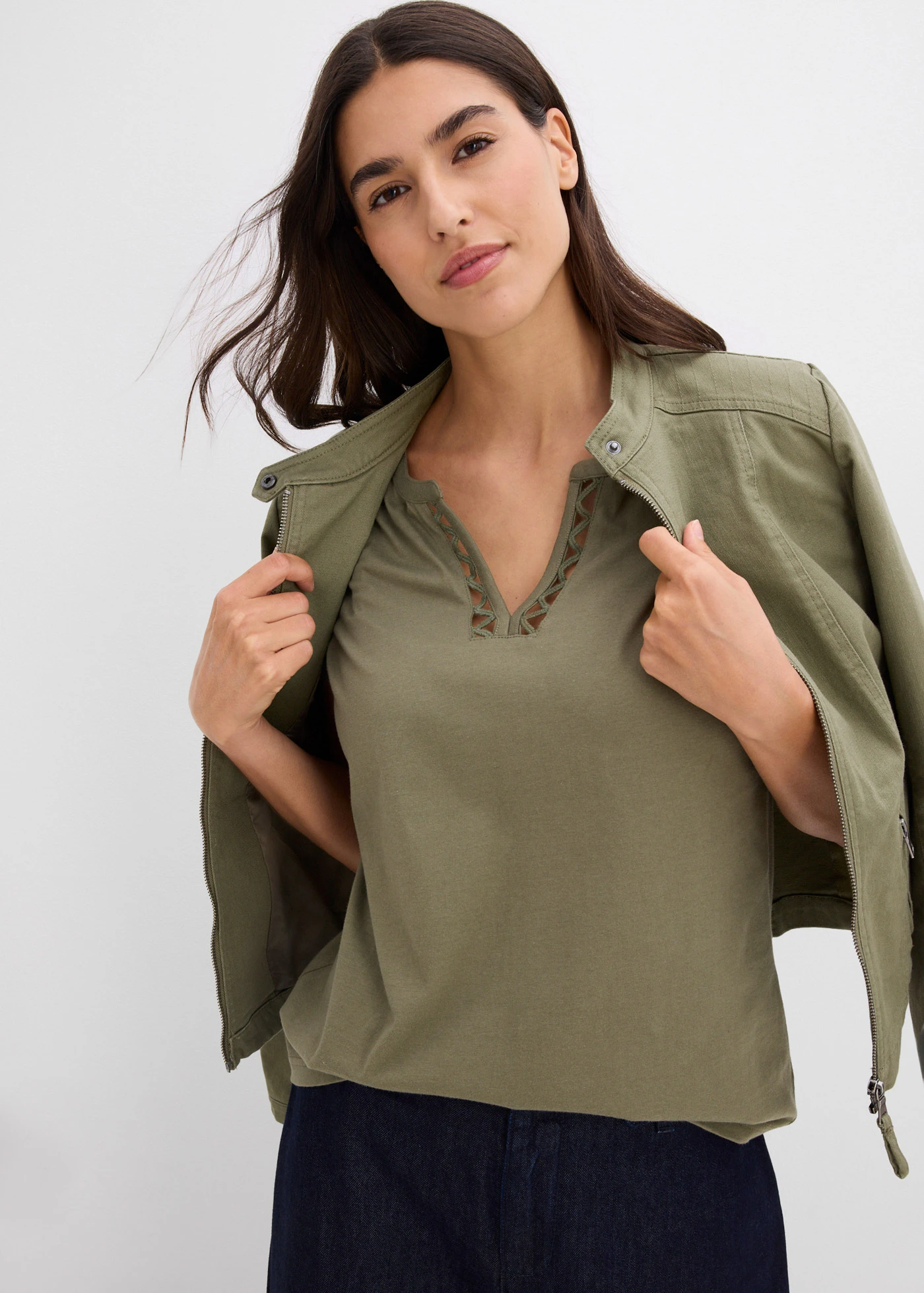 T-shirt à encolure originale • olive • Boutique bonprix