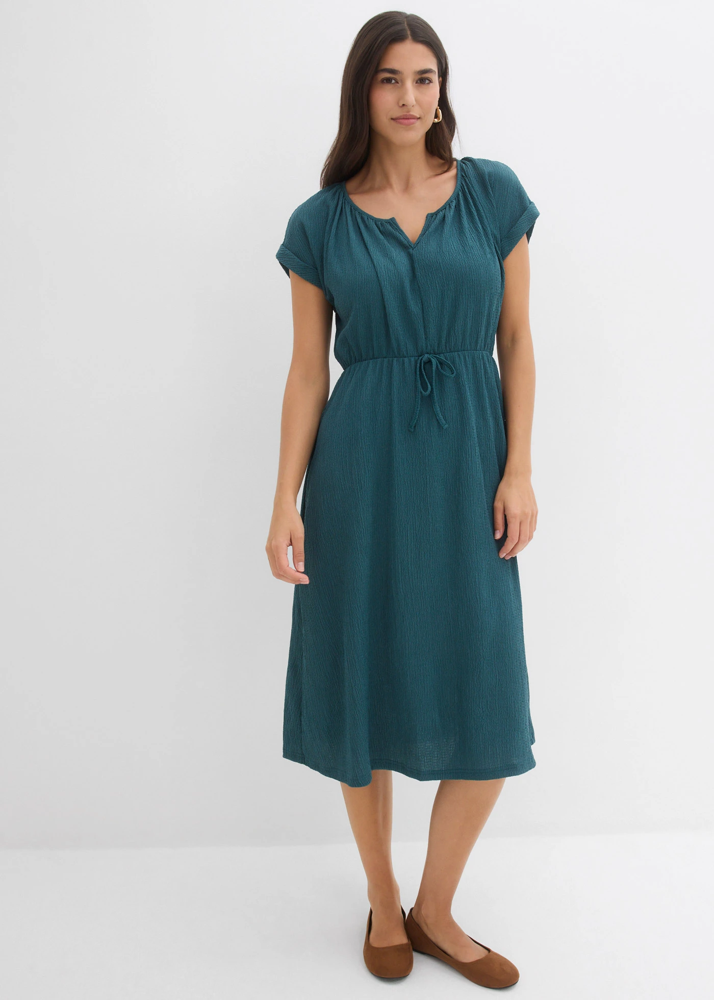 Robe en matière texturée • vert poivre • Boutique bonprix