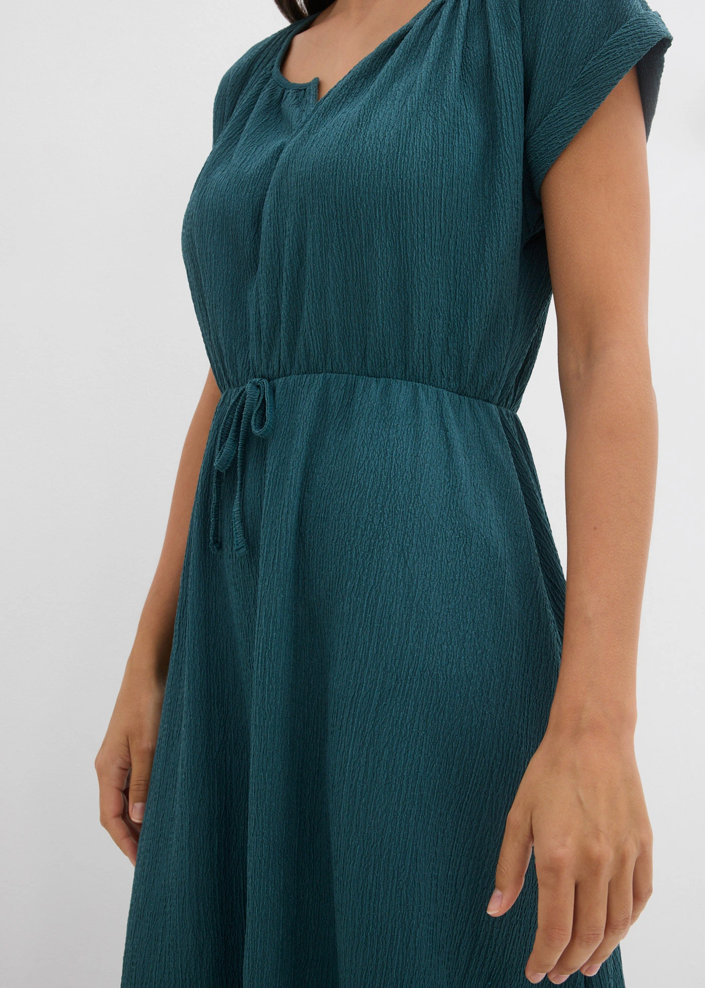 Robe en matière texturée • vert poivre • Boutique bonprix