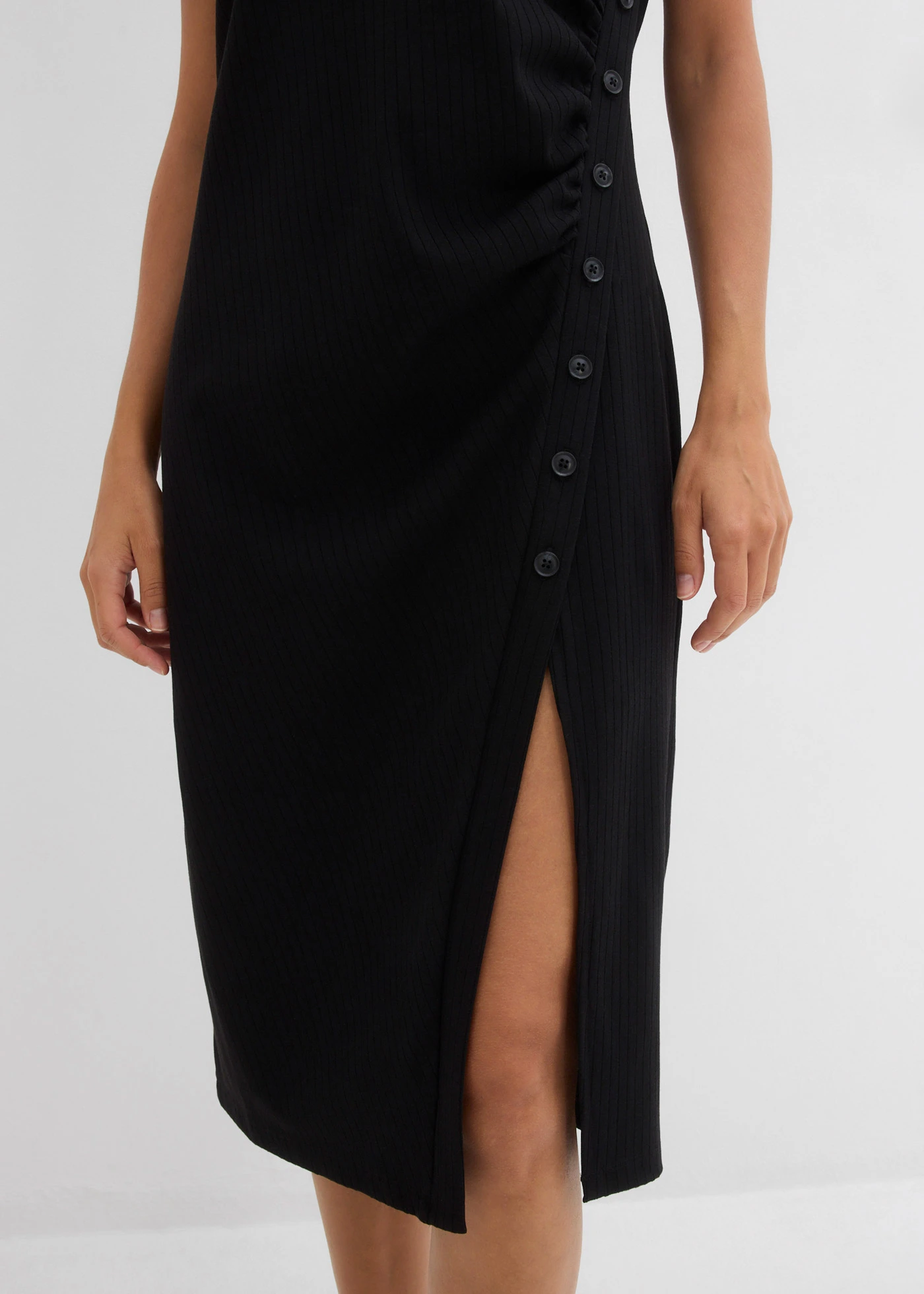 Robe T-shirt en matière texturée • noir • Boutique bonprix