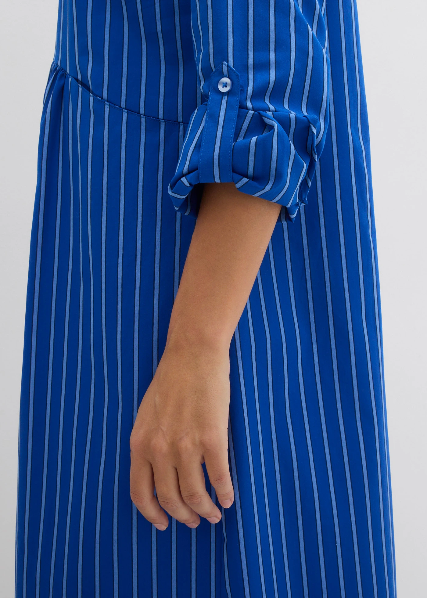 Jurk van katoen met een overhemdkraag • arctisch blauw/middenblauw/donkerblauw gestreept • bonprix online shop