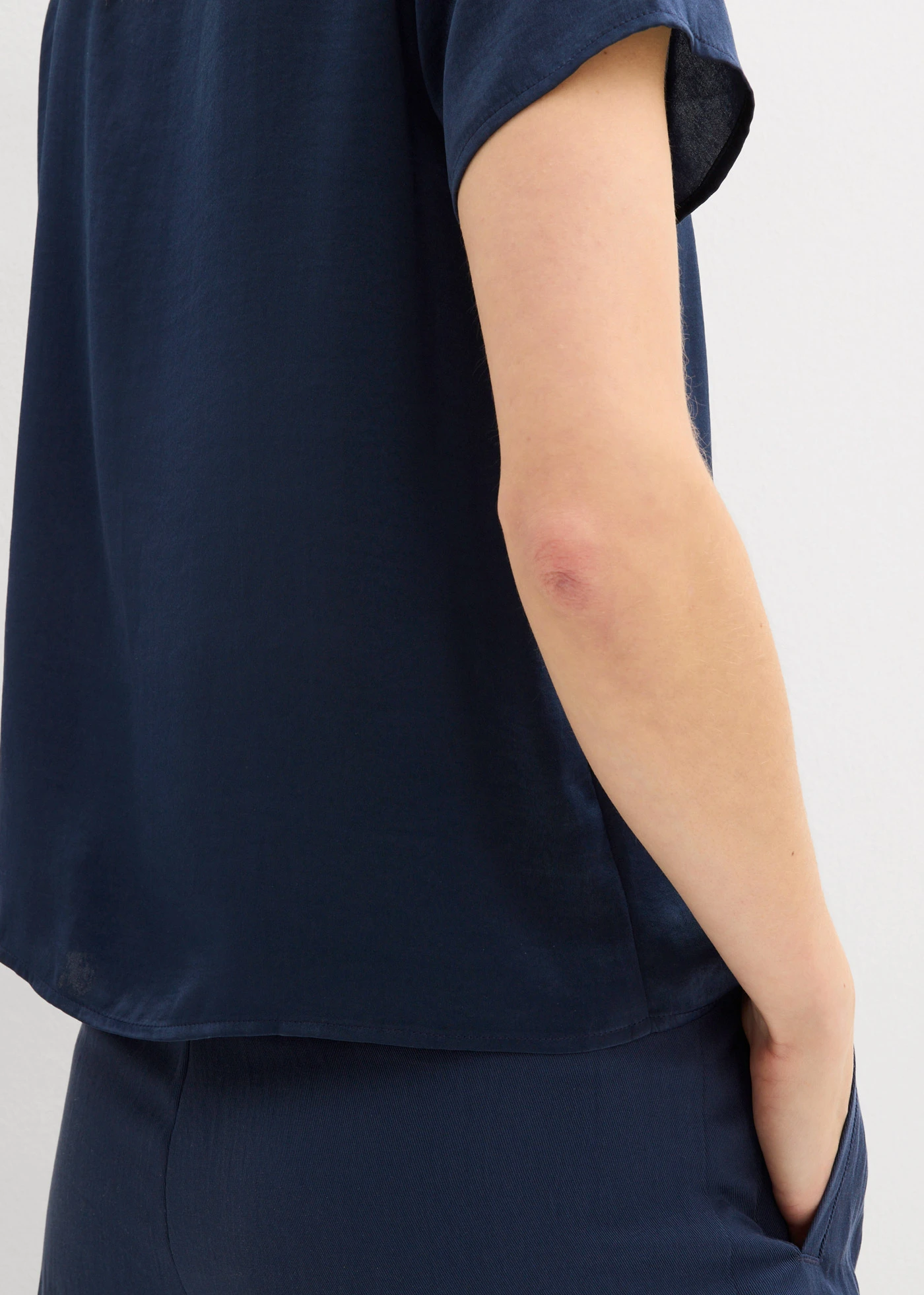 Tuniek van elegant satijn • donkerblauw • bonprix online shop