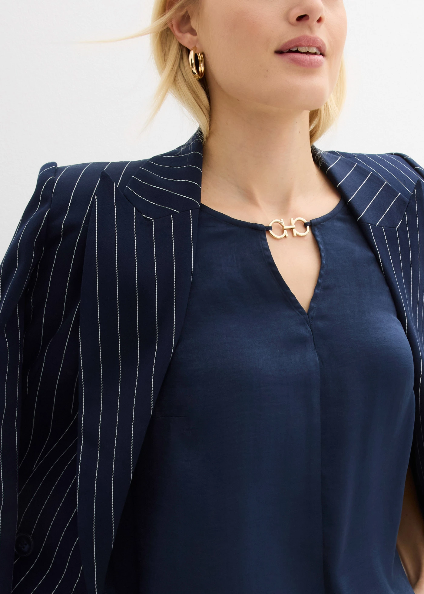 Tuniek van elegant satijn • donkerblauw • bonprix online shop