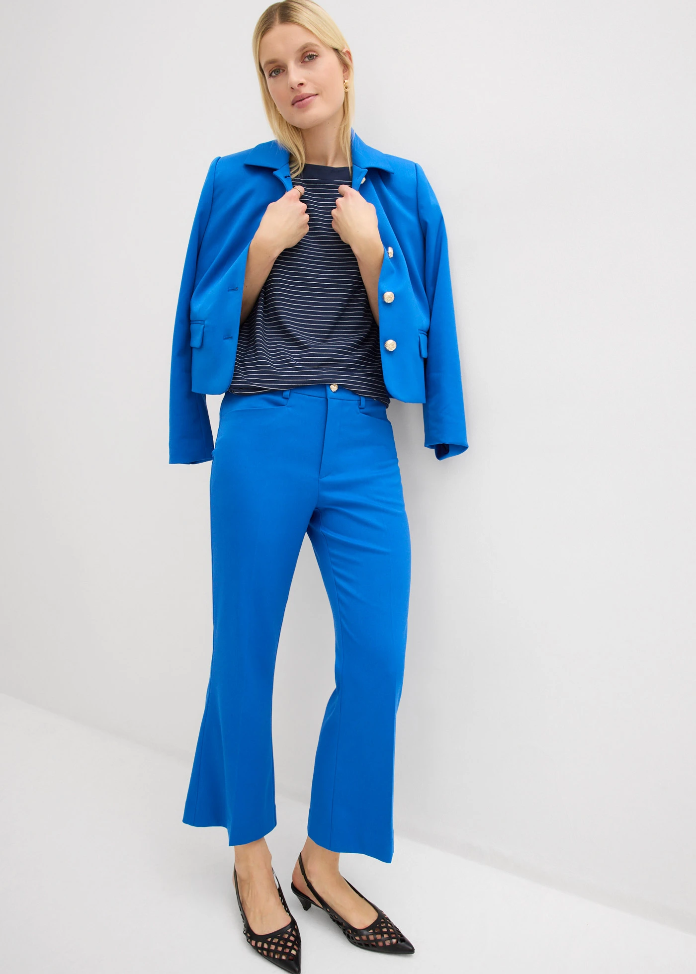 Pantaloni 7/8 evazați cu nasture decorativ • albastru arctic • magazin bonprix