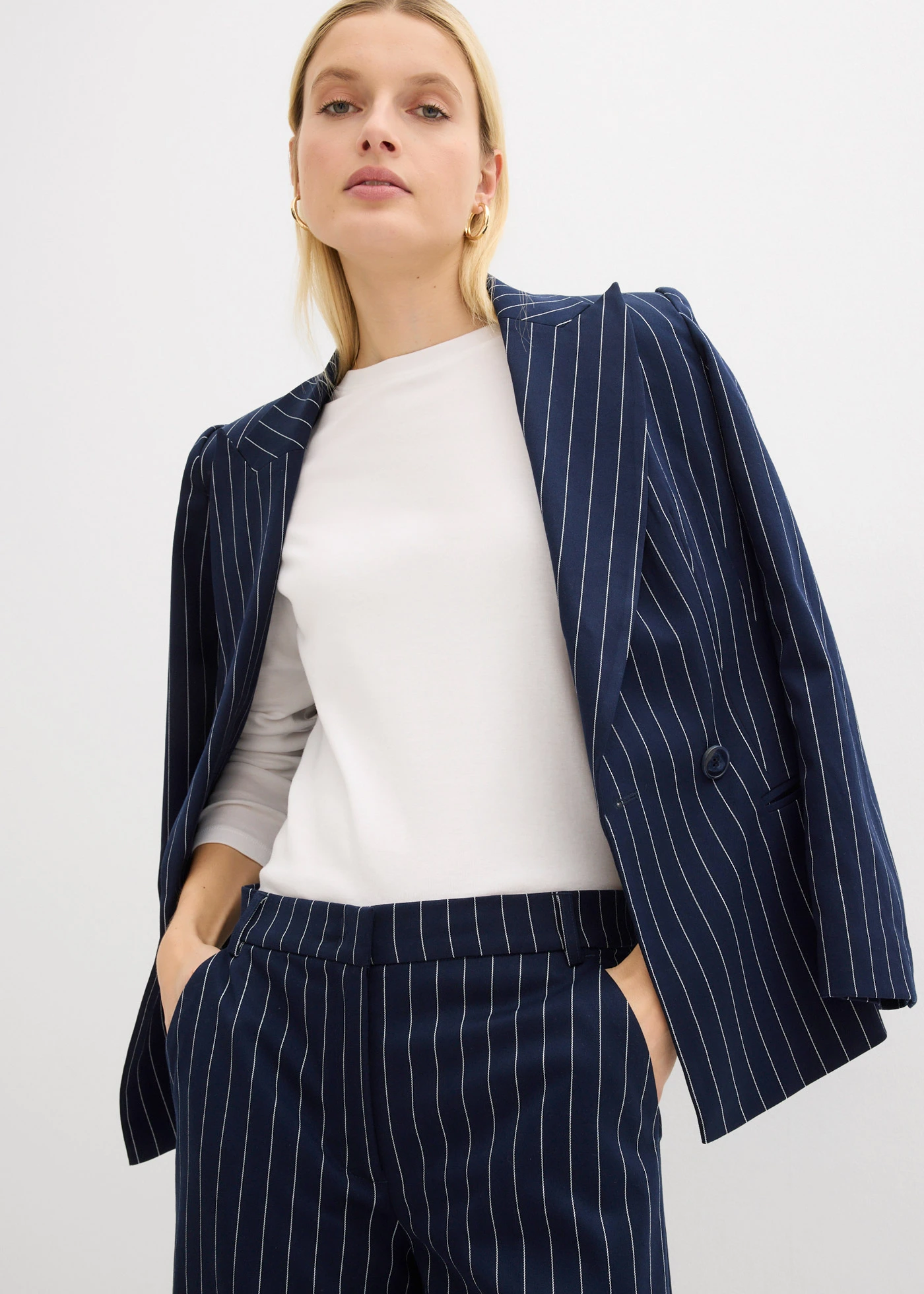 Pantalon large à pinces et rayures tennis • bleu foncé-écru rayé • Boutique bonprix