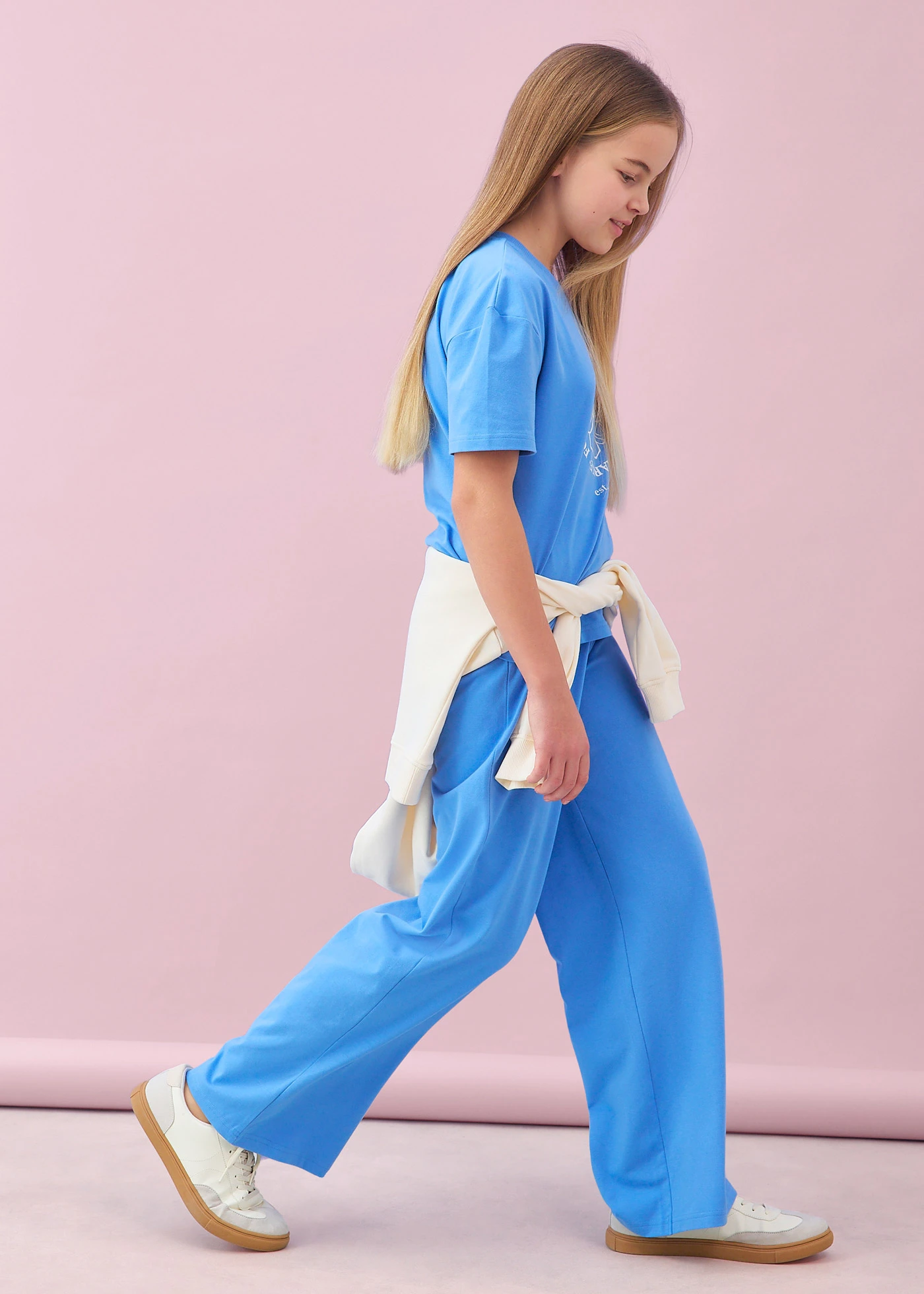 Set din două piese de tricou și pantaloni din jerse elastic cu bumbac • albastru mediu • magazin bonprix