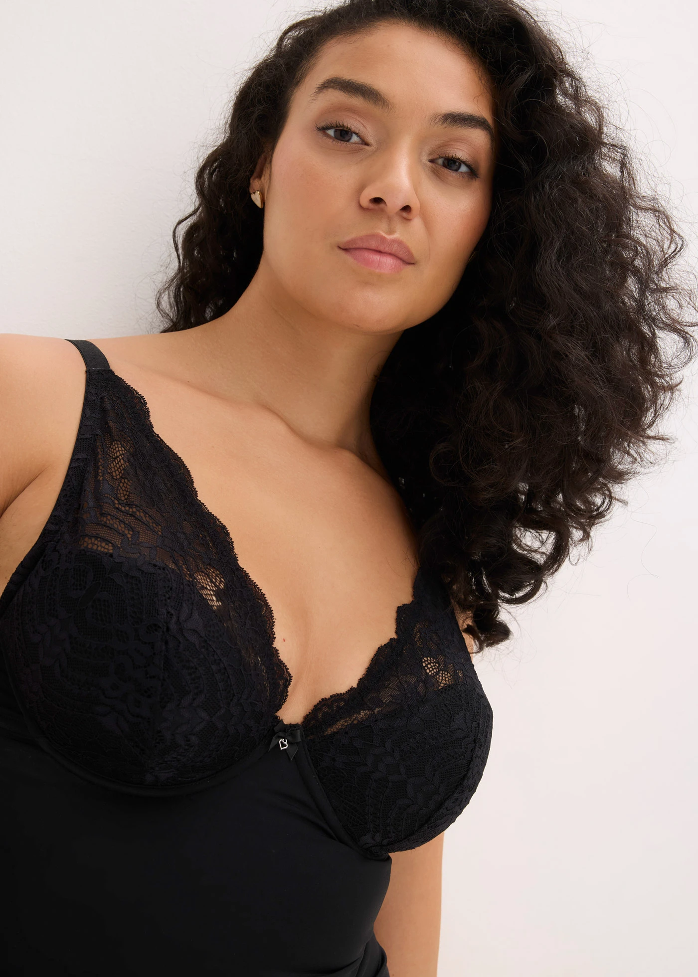 Top soutien-gorge sculptant à coques et dentelle, maintien modéré • noir • Boutique bonprix