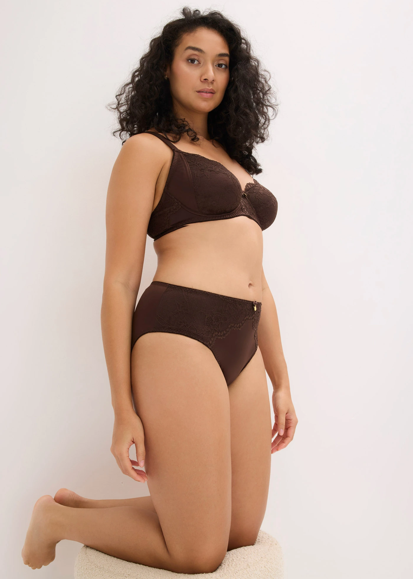 Chilot maxi cu efect lucios • maro închis • magazin bonprix