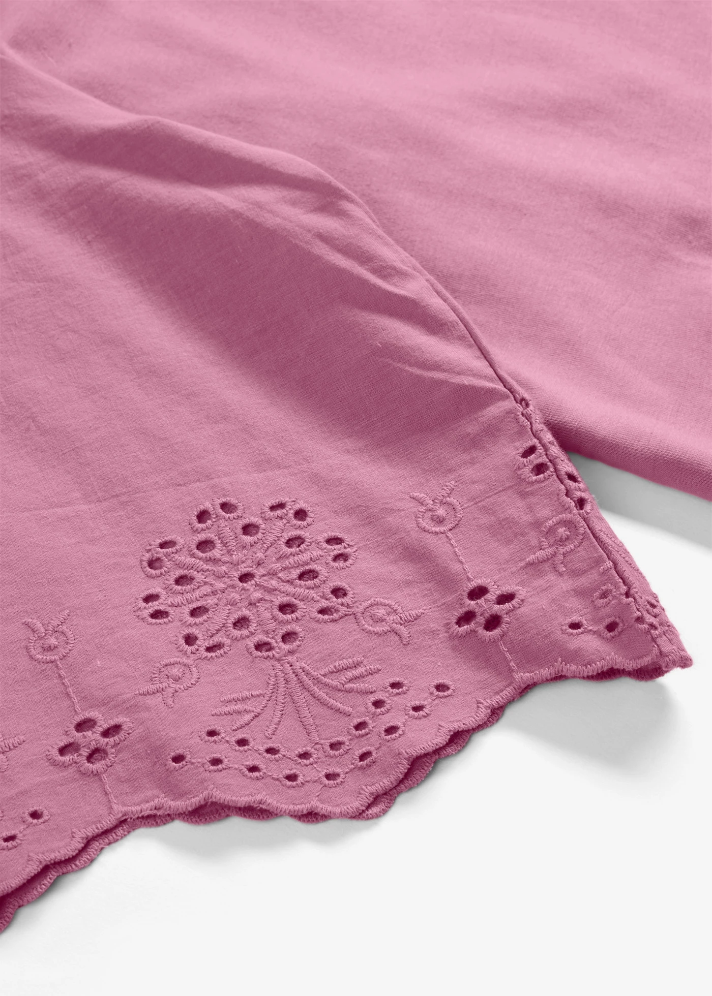 Póló lyukacsos hímzéssel • mályva • bonprix áruház