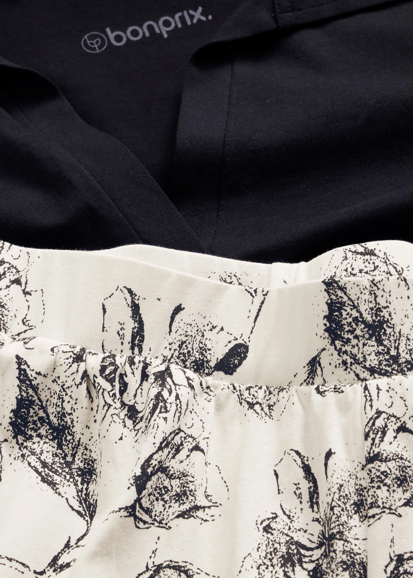 Krátké pyžamo s límečkem polo, z čisté bavlny • černo-krémově bílá s květy • bonprix obchod