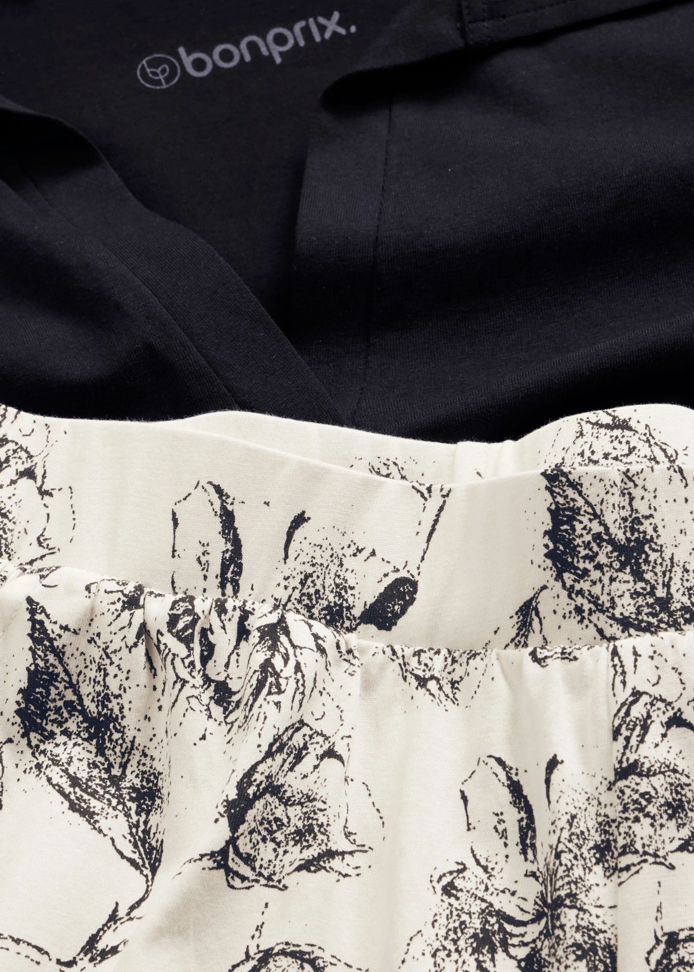 Pijama scurtă cu guler polo, 100% din bumbac • negru-alb-crem înflorat • magazin bonprix