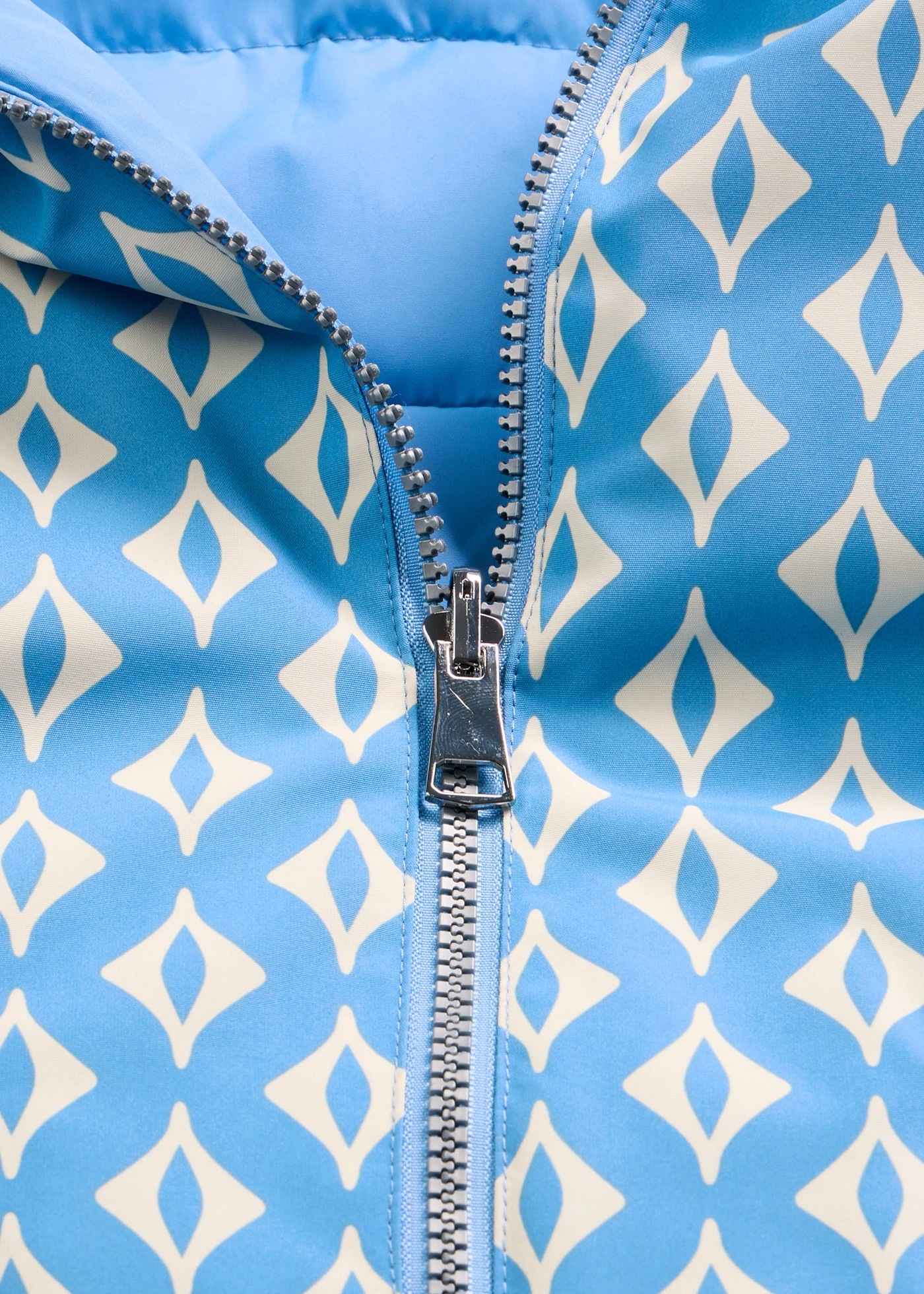 Lichte gewatteerde omkeerbare jas met print • middenblauw-wolwit met grafische print • bonprix online shop