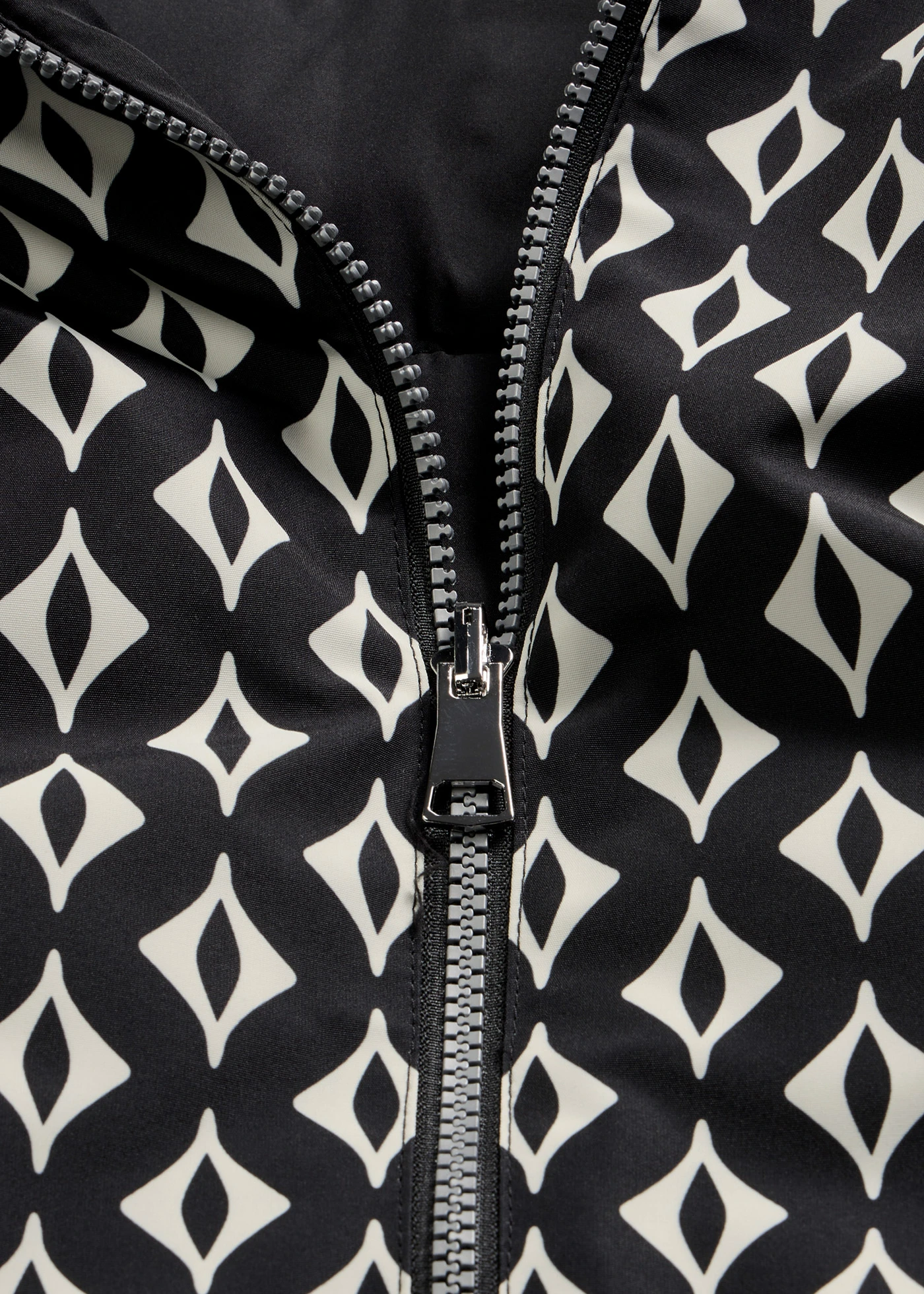 Veste réversible et légère à imprimé • noir-écru graphique • Boutique bonprix