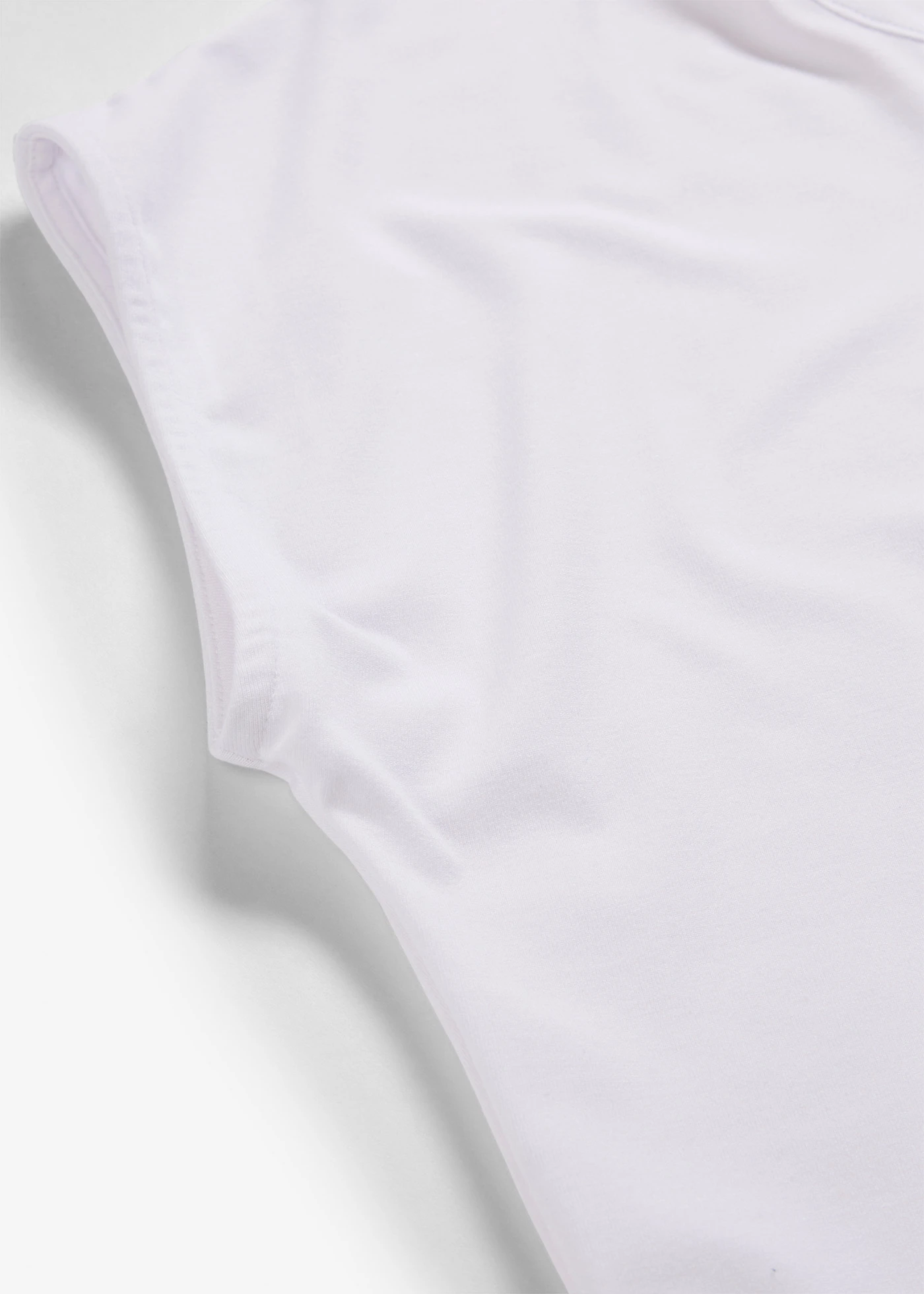 T-shirt z satynowym wykończeniem • biały • sklep bonprix