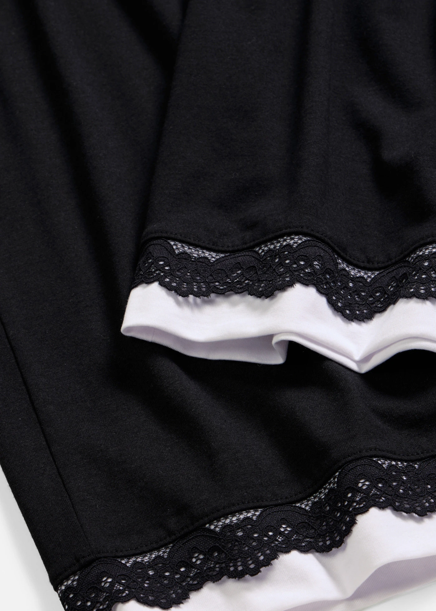 Pantaloni largi culotte din material moale cu viscoză • negru/alb • magazin bonprix