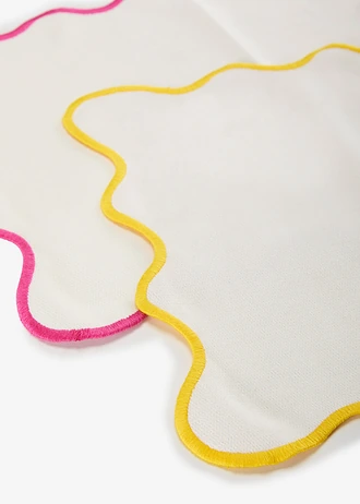 Mata stołowa z obrzeżem w falę (2 szt.) • biało-różowy+biało-żółty • sklep bonprix