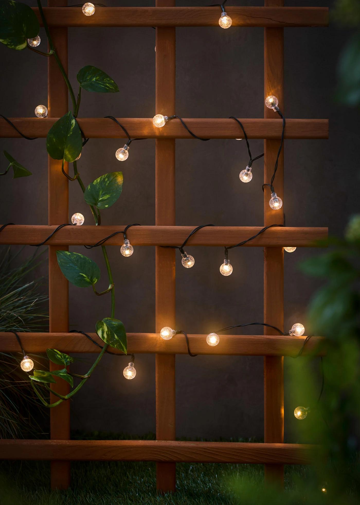 Napelemes fénylánc 50 darabo LED-gömbbel • fekete-áttetsző • bonprix áruház