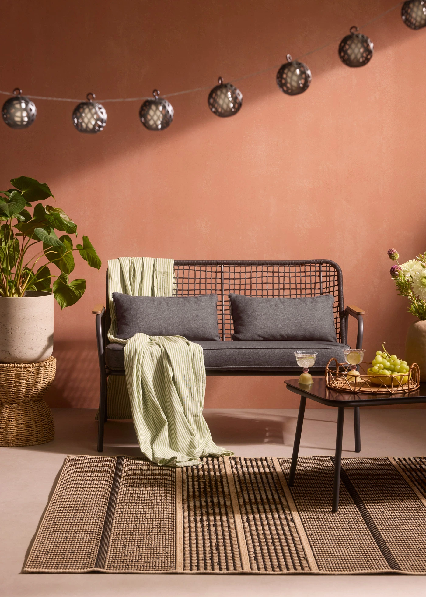 LED-lichtslinger met bollen van mesh • zwart • bonprix online shop