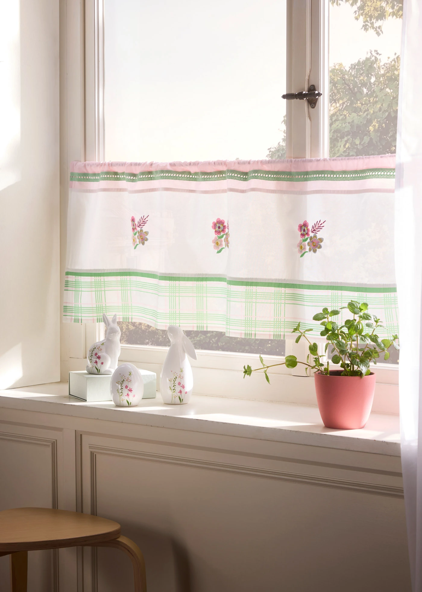 Perdea scurtă cu broderie, din bumbac organic • alb-roz-pal-verde • magazin bonprix