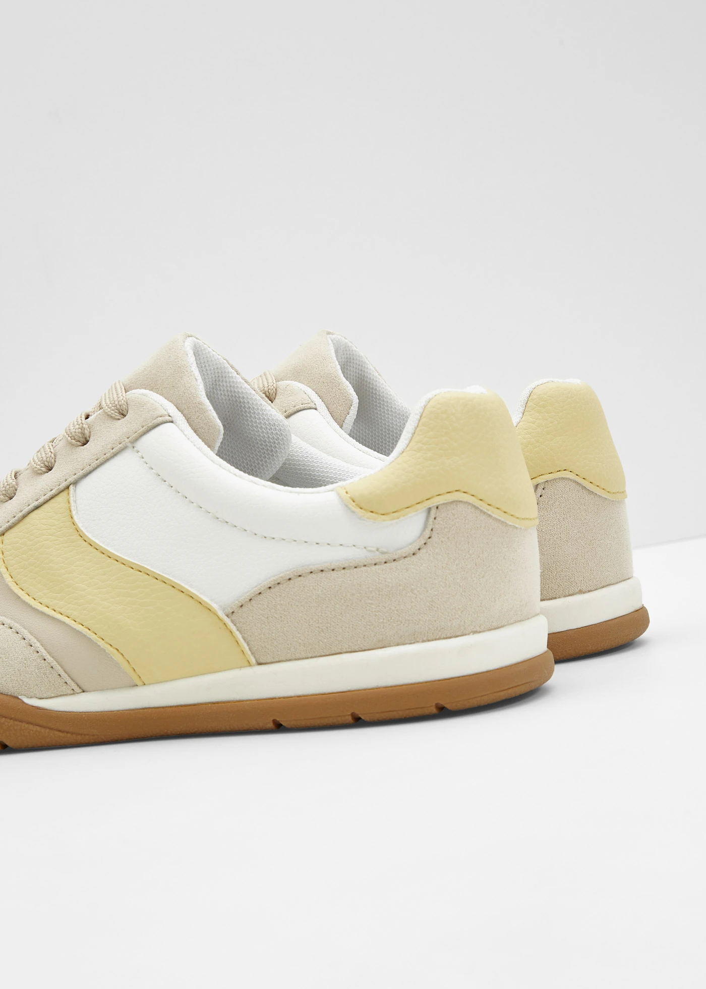 Sneakersy w stylu retro • biało-jasnopiaskowy-jasnożółty • sklep bonprix