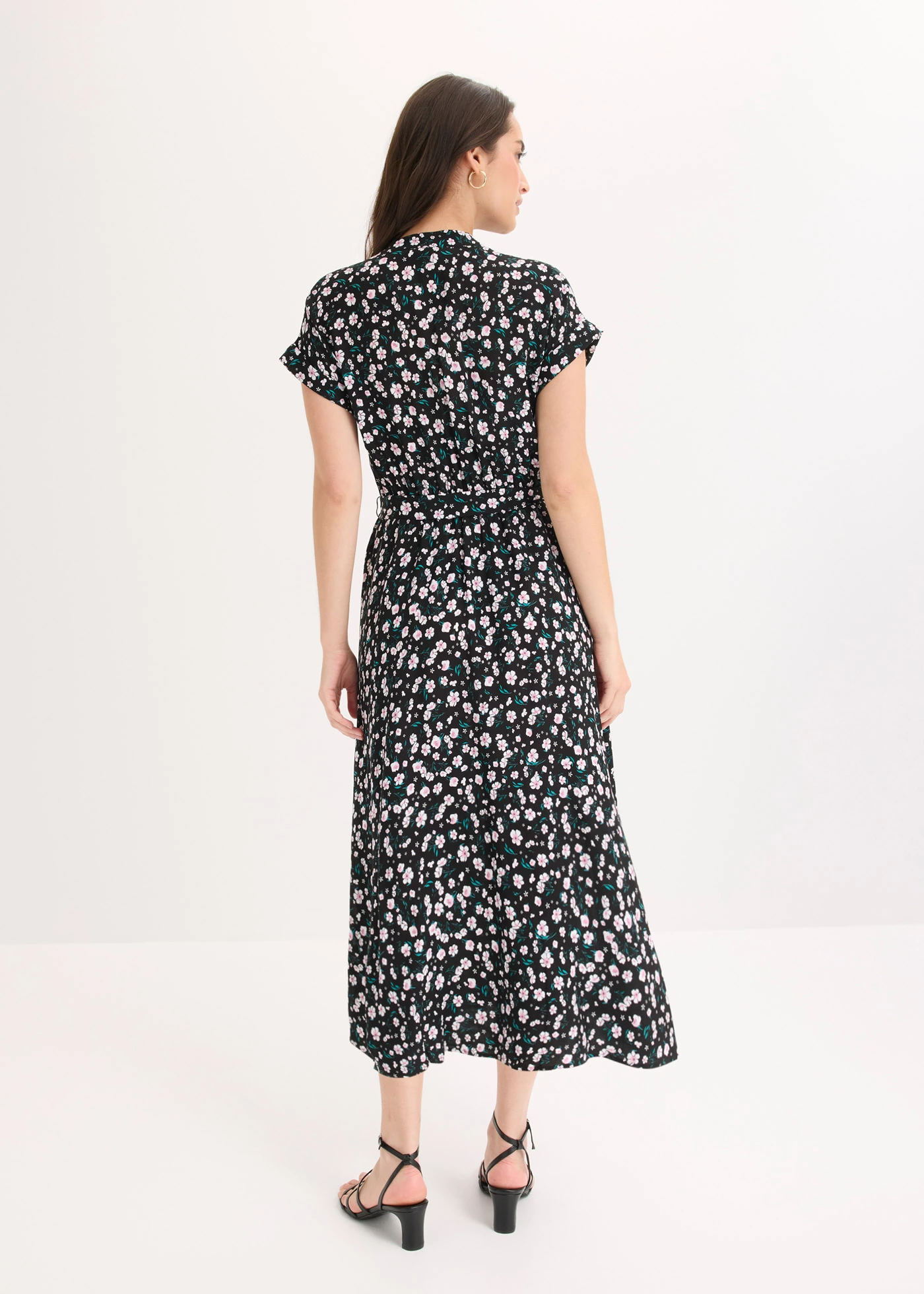 Robe-chemise fluide en viscose • noir floral • Boutique bonprix