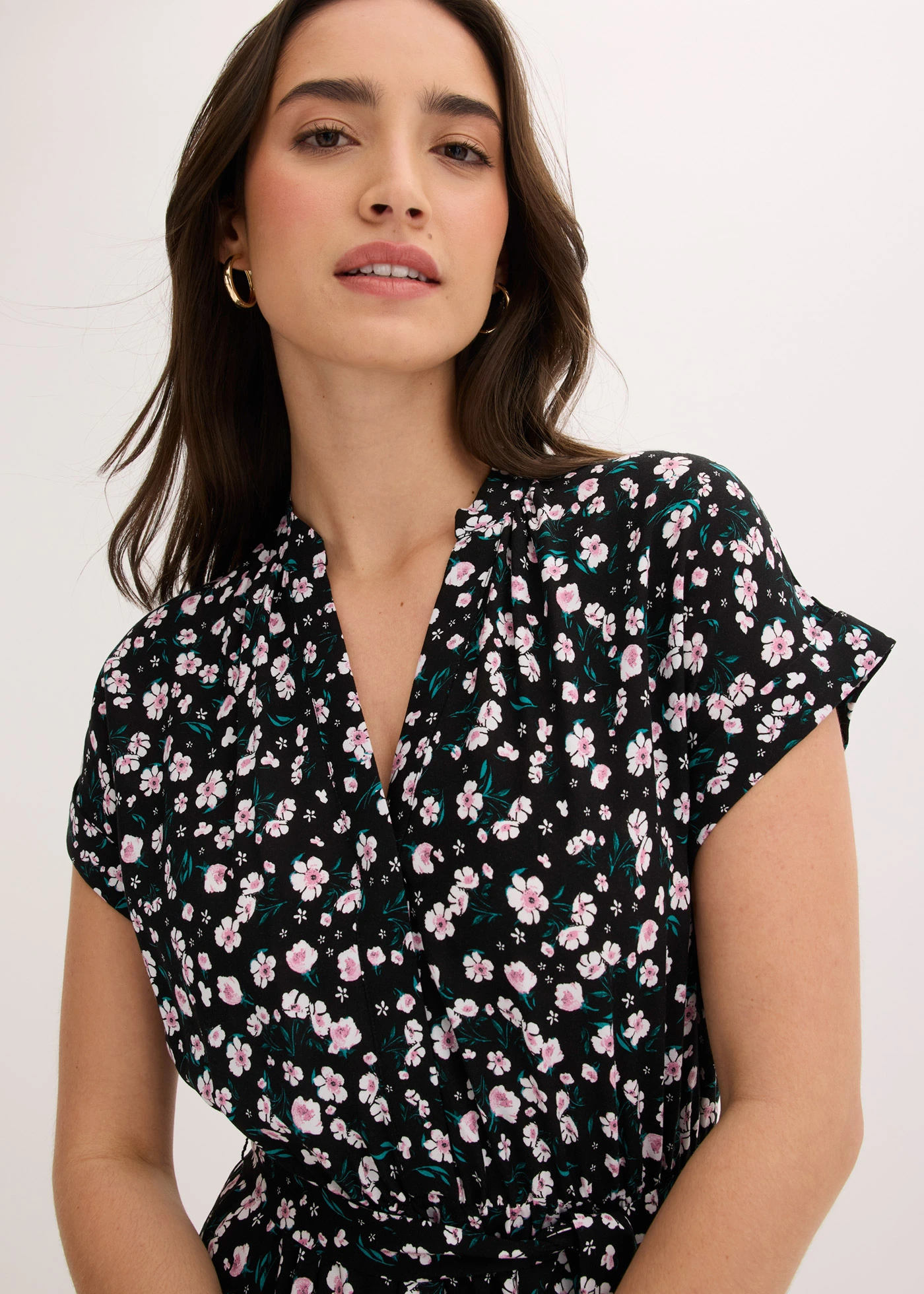 Rochie-cămașă din viscoză fluidă • negru înflorat • magazin bonprix