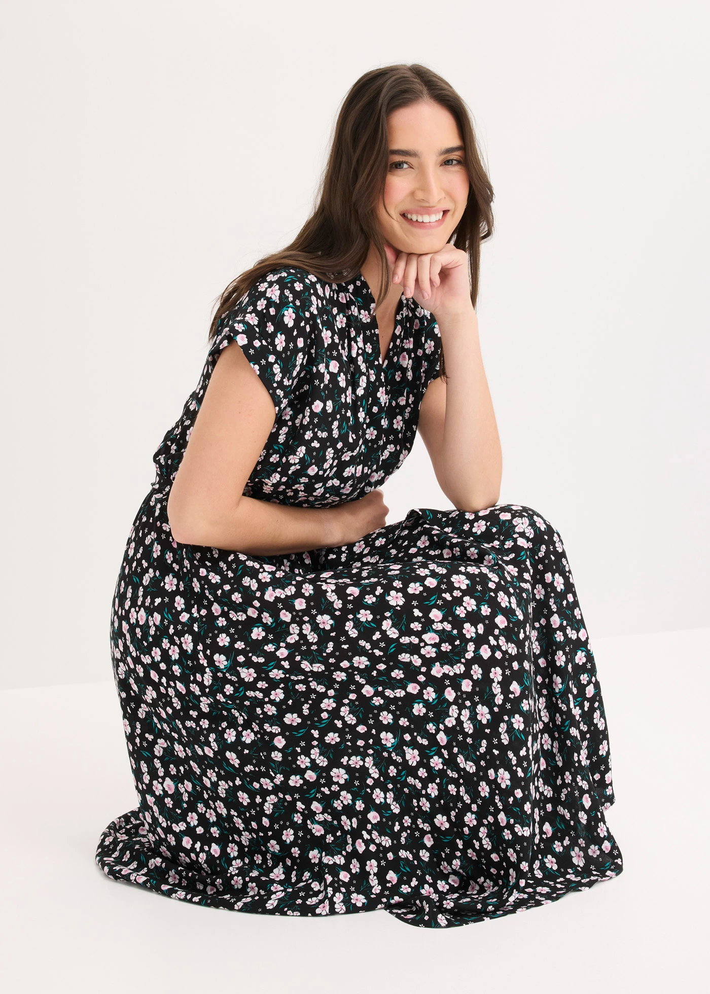 Rochie-cămașă din viscoză fluidă • negru înflorat • magazin bonprix