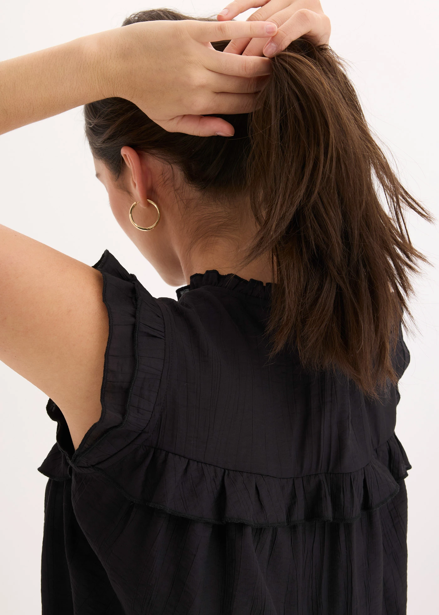 Blouse volantée en viscose mélangée • noir • Boutique bonprix