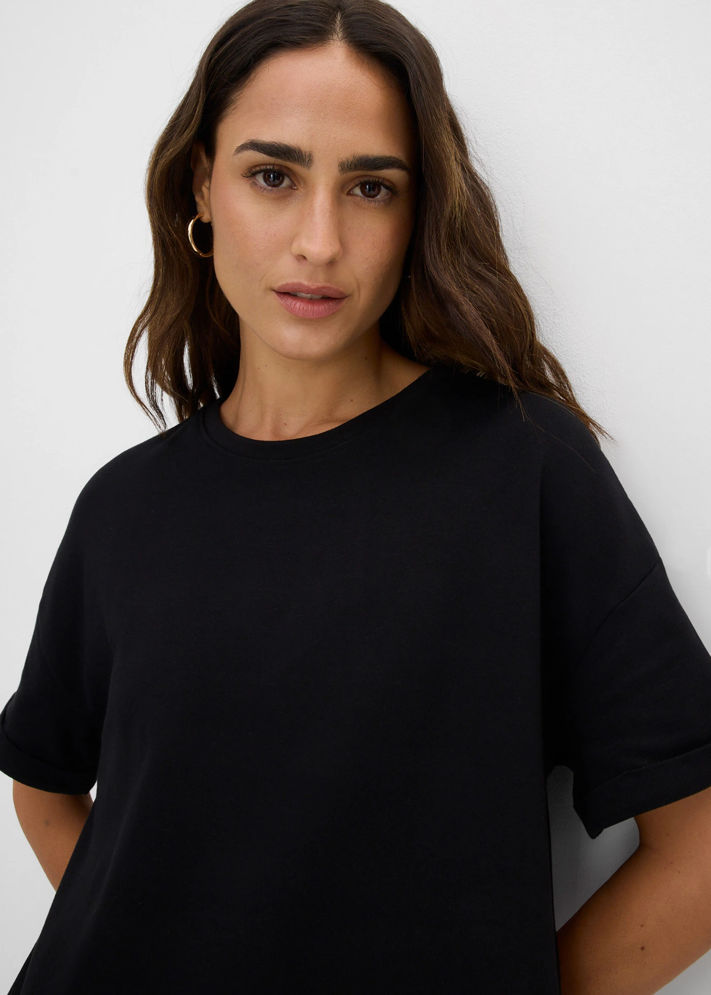 Szeroka sukienka T-shirtowa z grubszego materiału typu interlock, z kieszeniami • czarny • sklep bonprix