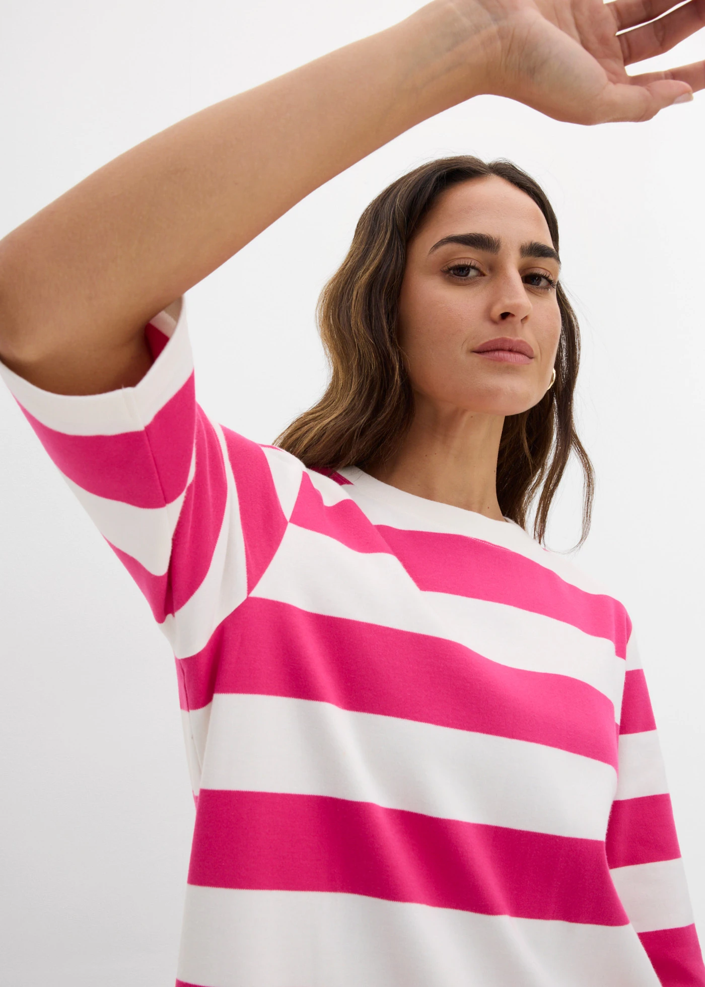 Sukienka T-shirtowa z materiału Interlock dobrej jakości • różowy "pinklady" - biel wełny w paski • sklep bonprix