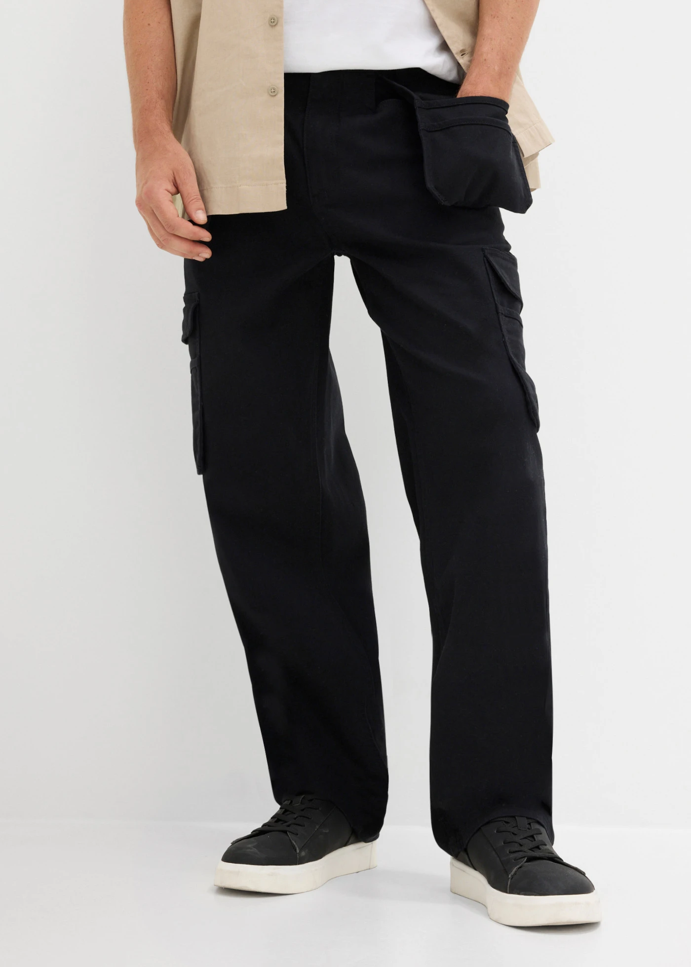 Pantaloni în stil workwear cu buzunare practice • negru • magazin bonprix