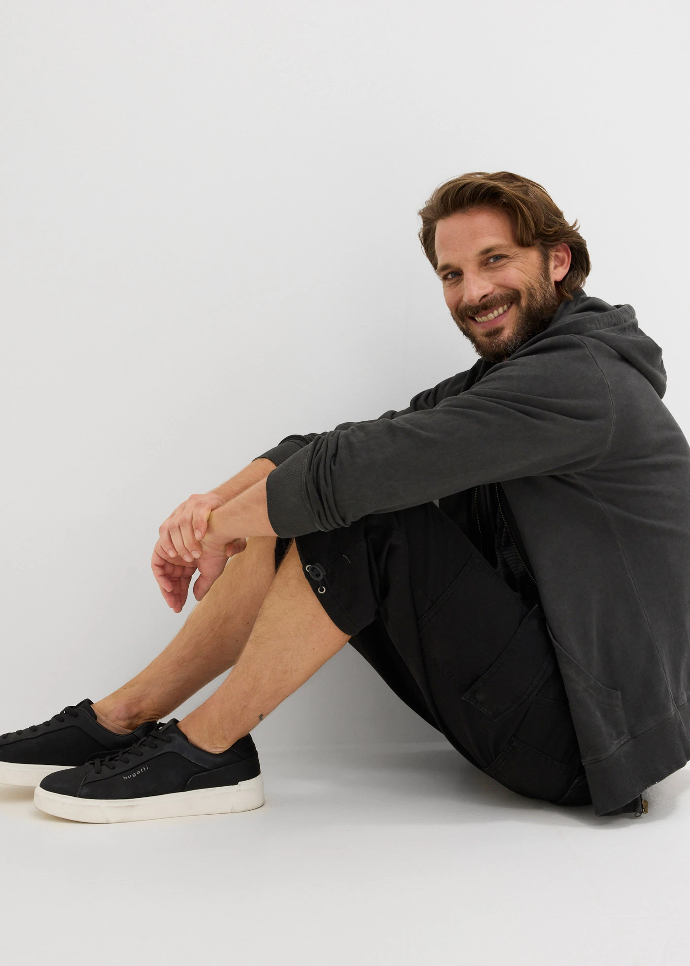 Pantaloni 3/4 în stil cargo cu talie elastică din bumbac 100% • negru • magazin bonprix