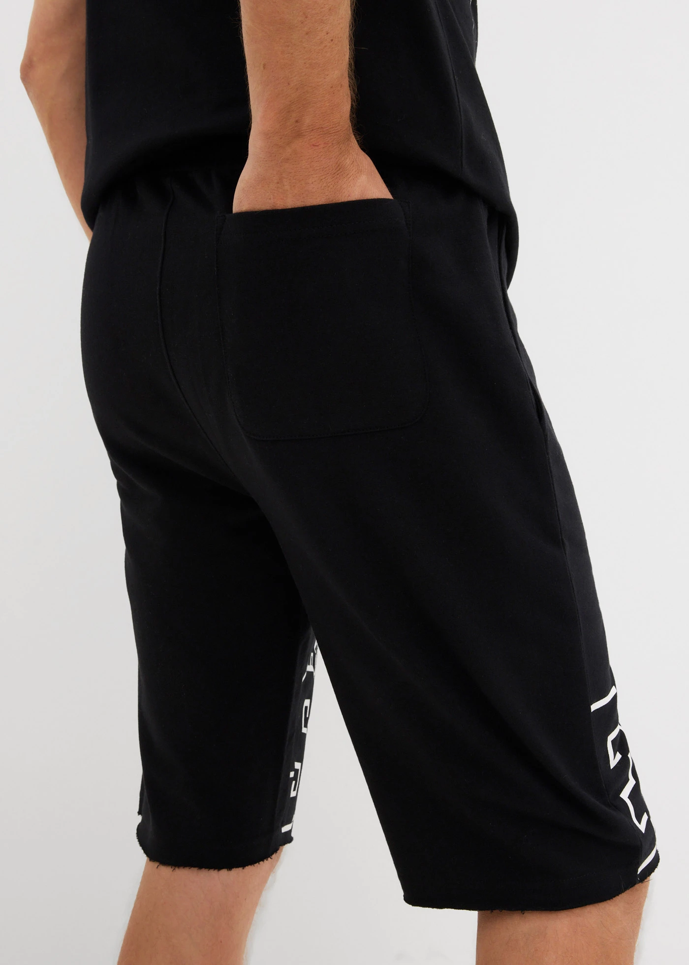 Bermuda sweat 100% coton • noir imprimé • Boutique bonprix