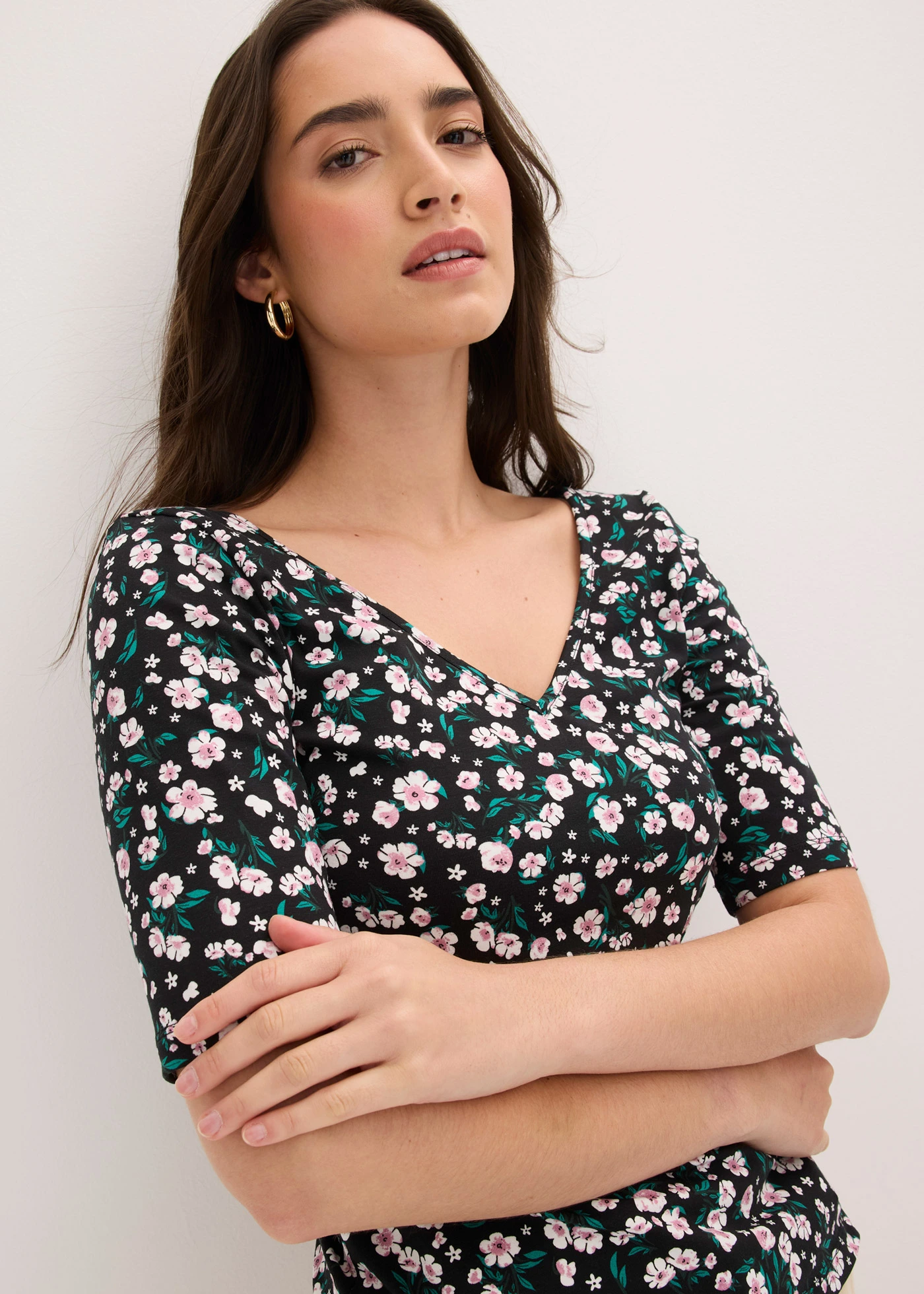 Bluză din material elastic cu bumbac • negru înflorat • magazin bonprix