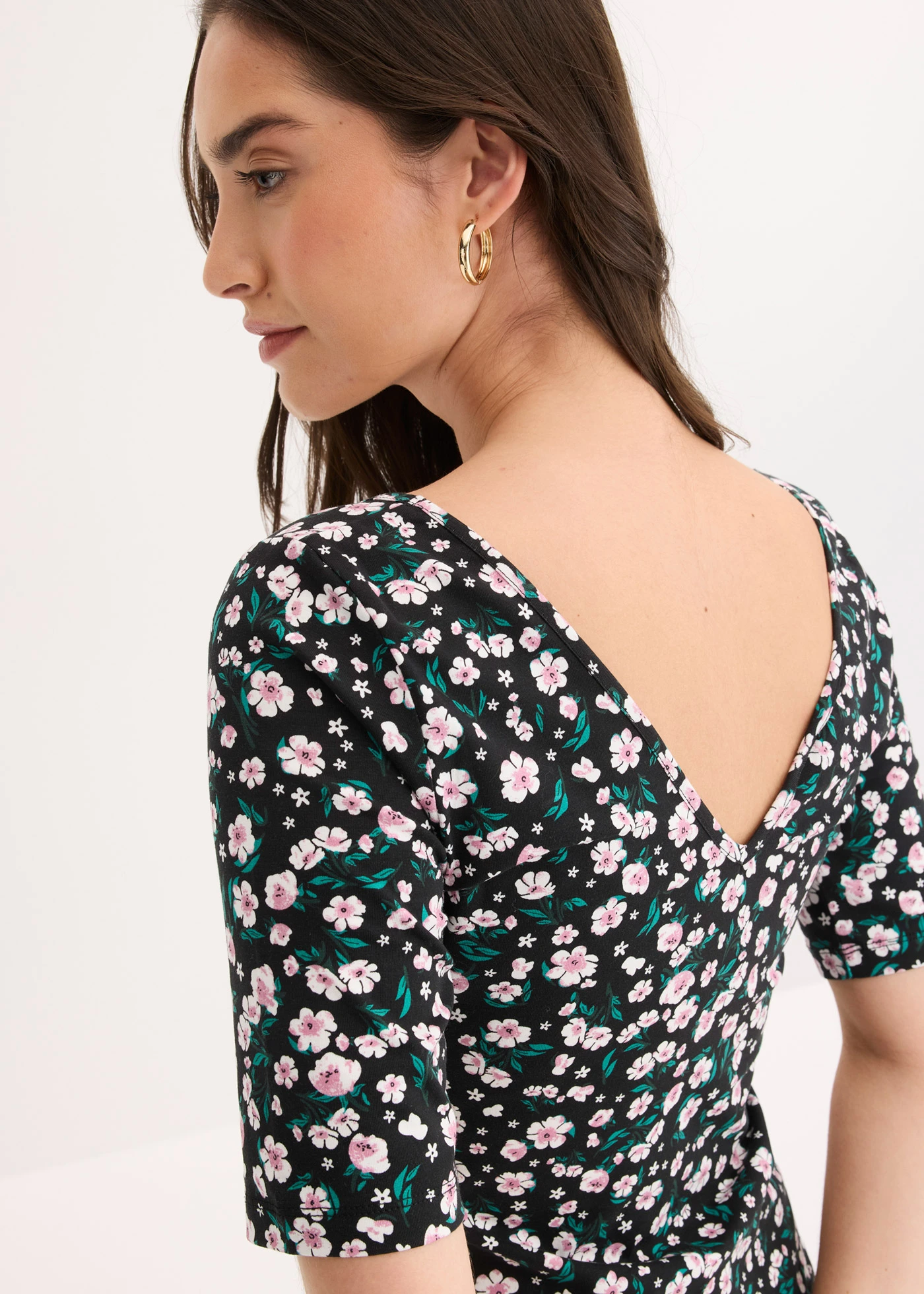 T-shirt en coton extensible • noir floral • Boutique bonprix