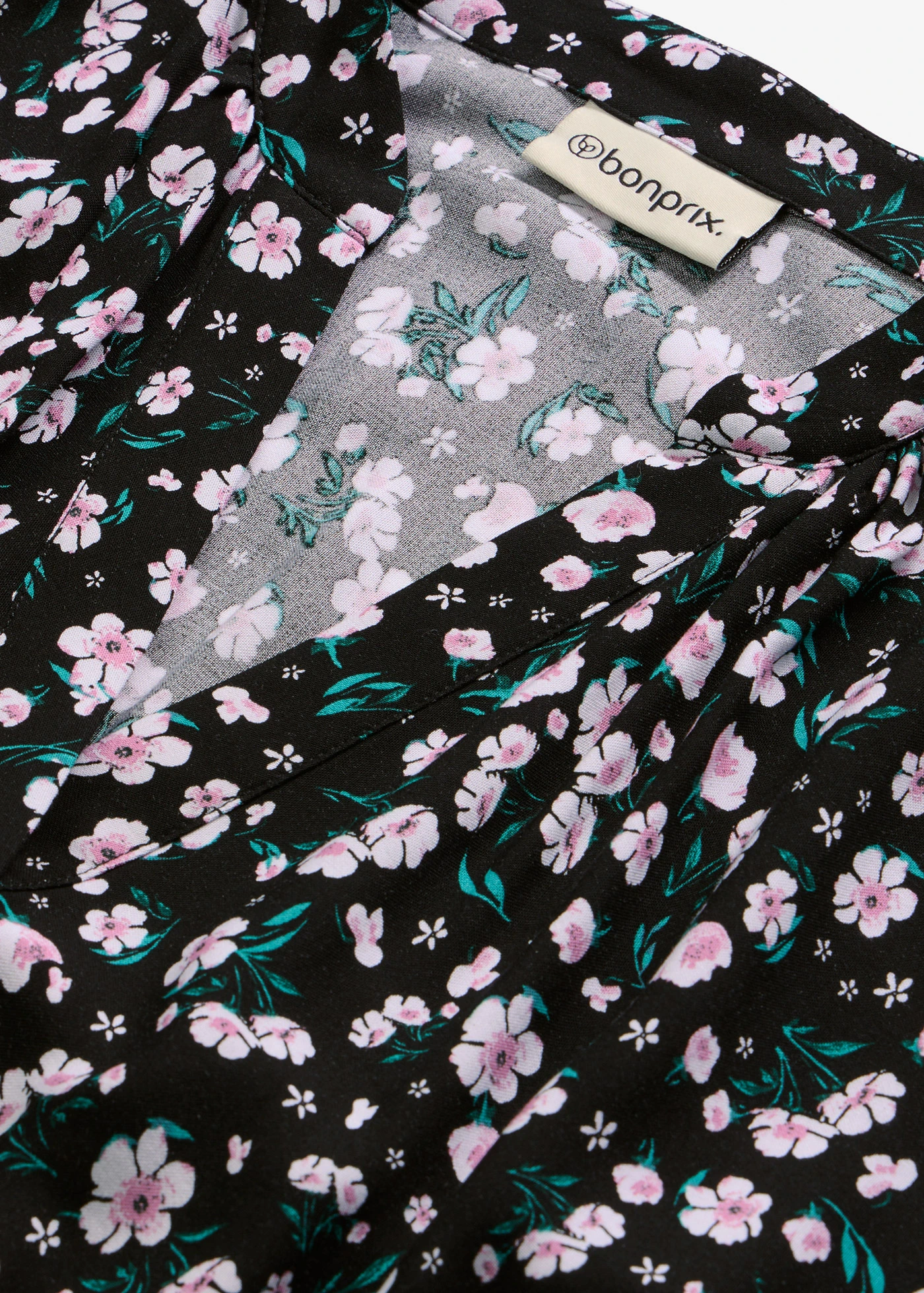 Robe-chemise fluide en viscose • noir floral • Boutique bonprix