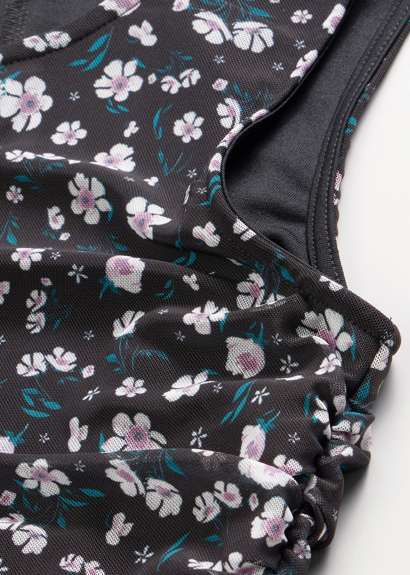 Getailleerde mini jurk van fijn mesh • zwart gebloemd • bonprix online shop
