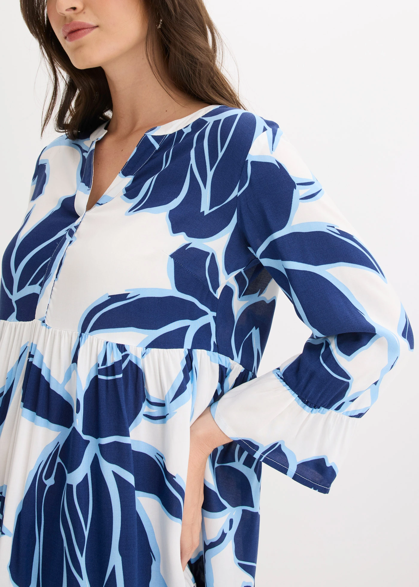 Robe-tunique en viscose fluide • blanc-bleu floral • Boutique bonprix