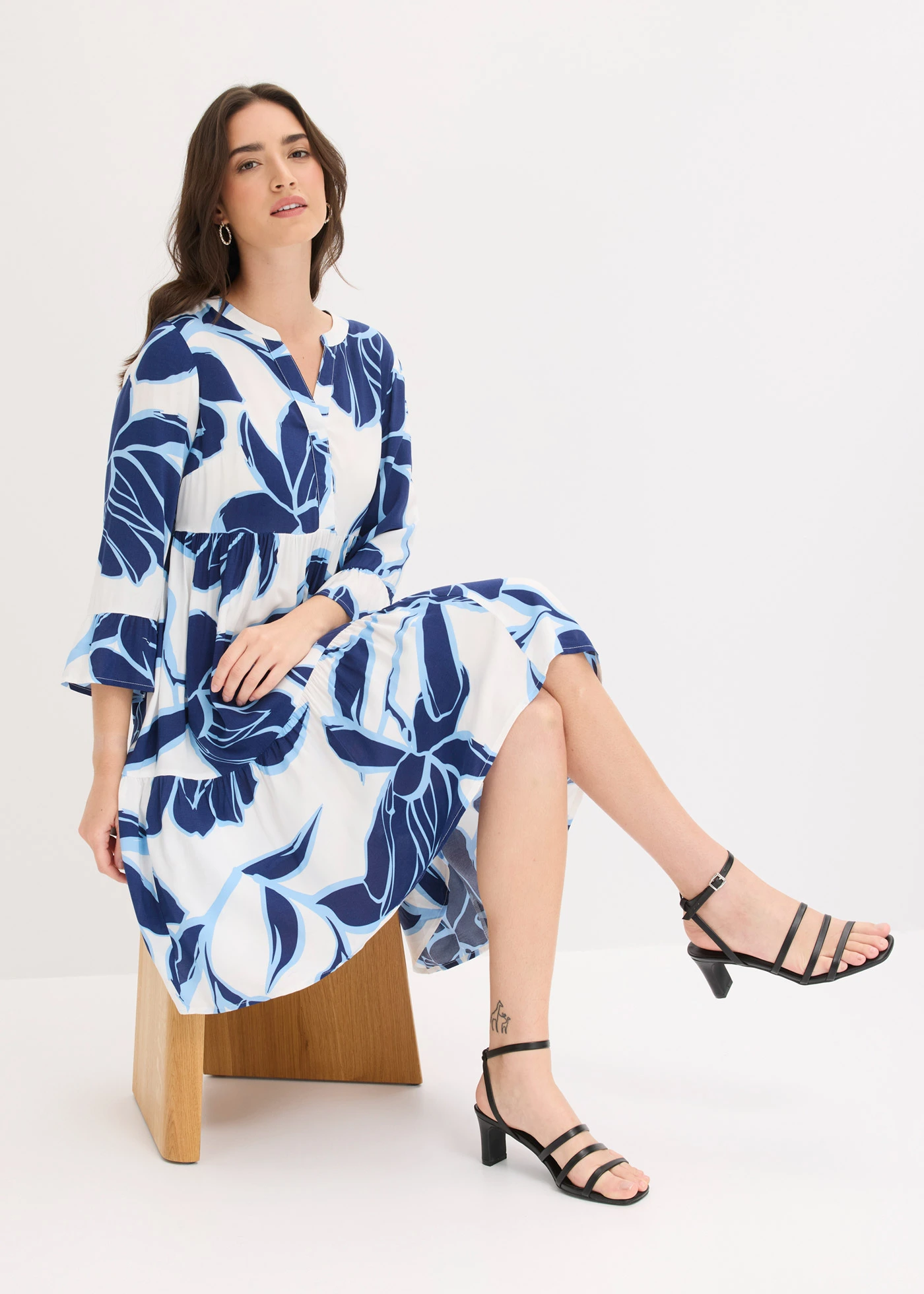 Rochie tip tunică din viscoză fluidă • alb/albastru floral • magazin bonprix