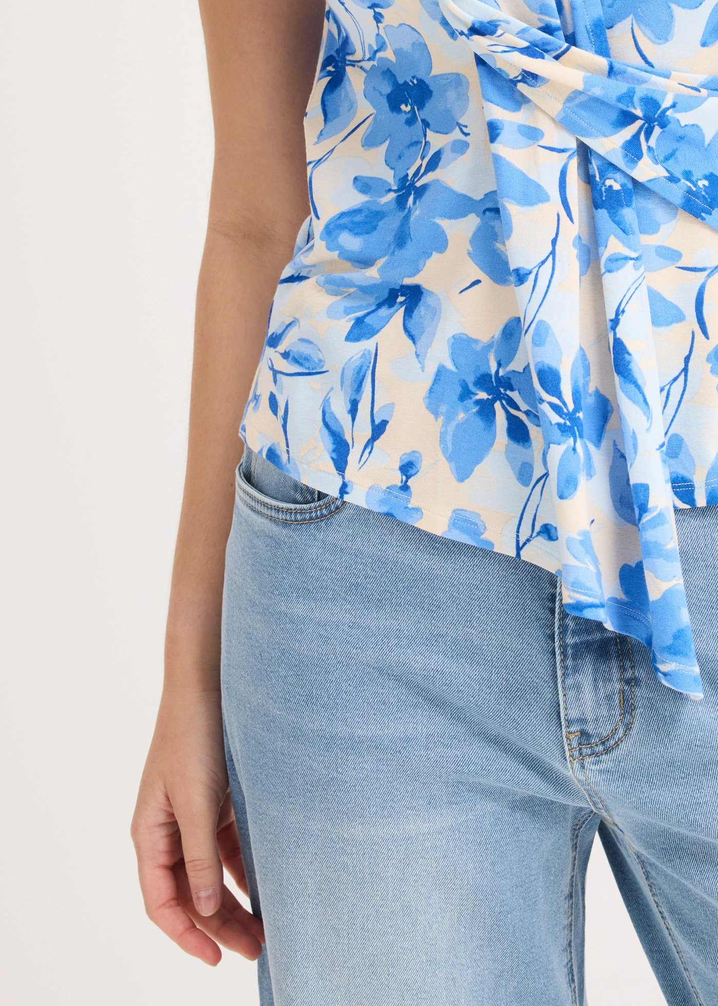 Triko s ozdobným uzlem • modrá s květy • bonprix obchod