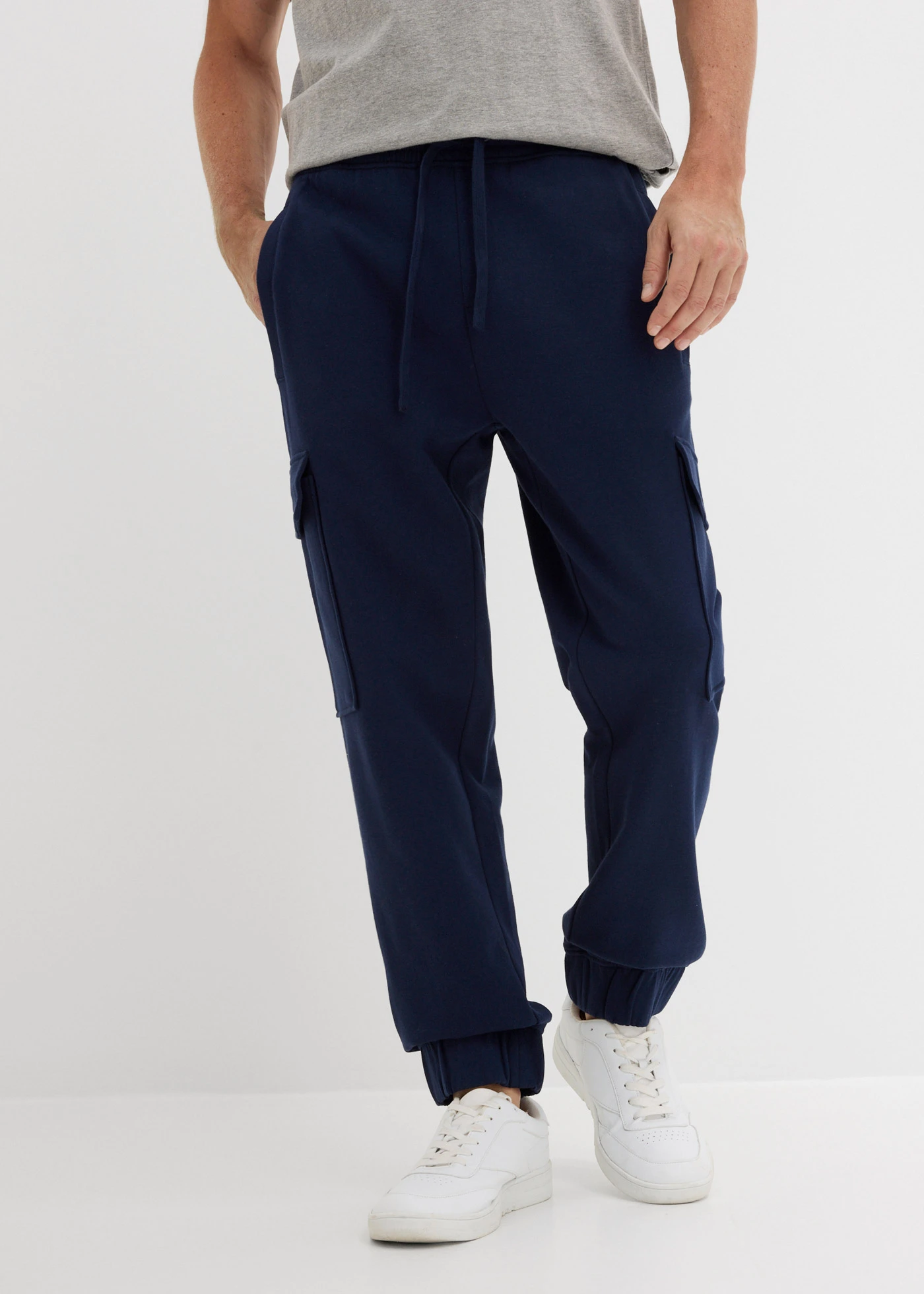 Spodnie sportowe z kieszeniami cargo, loose fit • granatowy • sklep bonprix