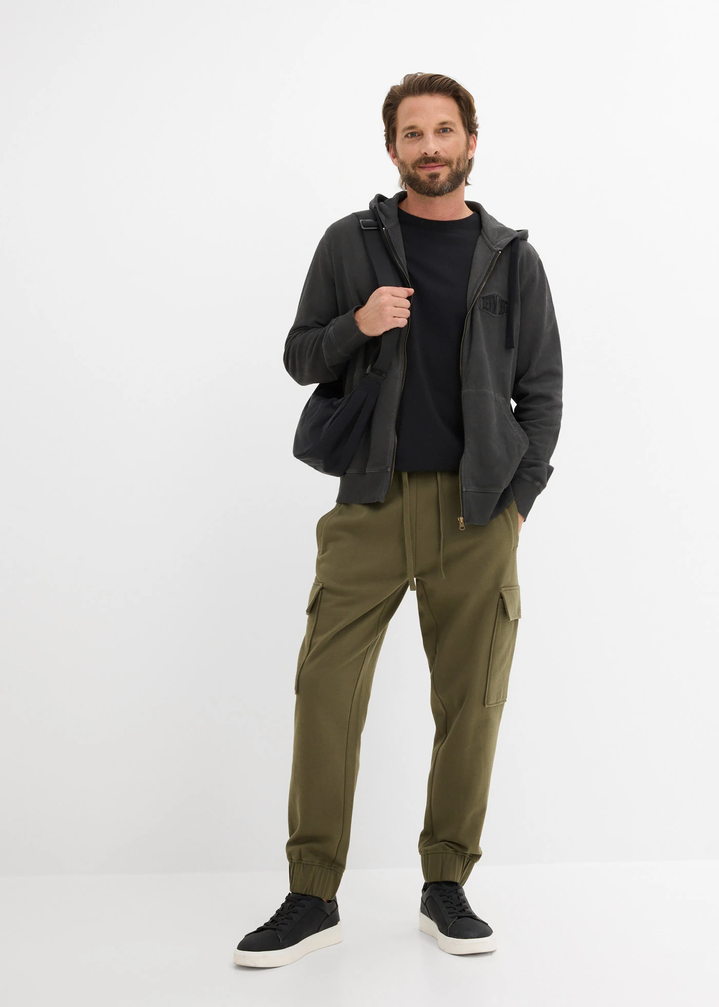 Pantalon de jogging avec poches cargo, loose • olive foncé • Boutique bonprix