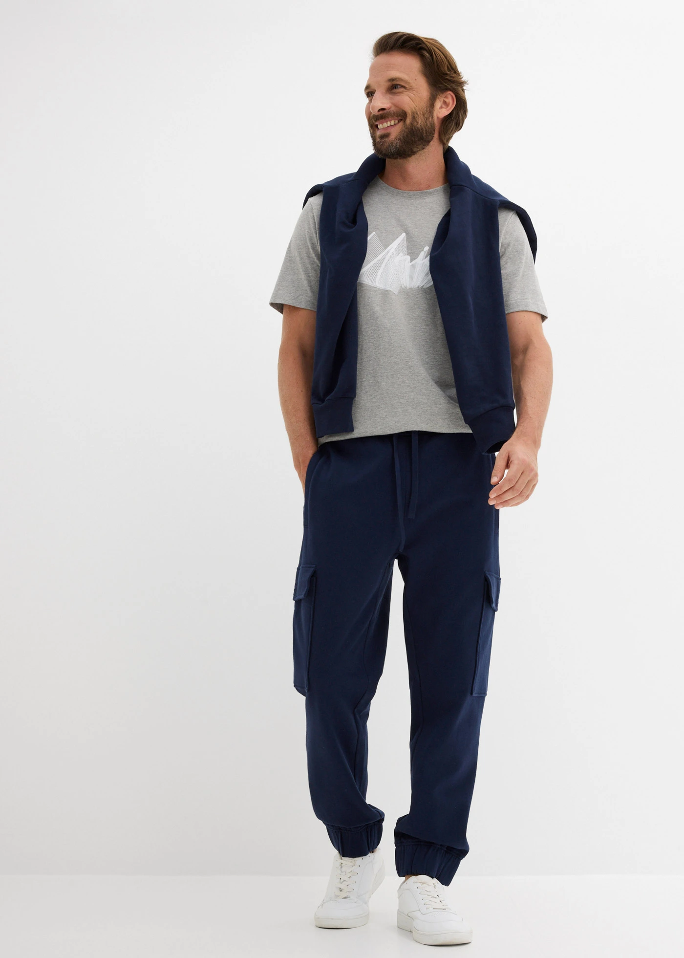 Spodnie sportowe z kieszeniami cargo, loose fit • granatowy • sklep bonprix