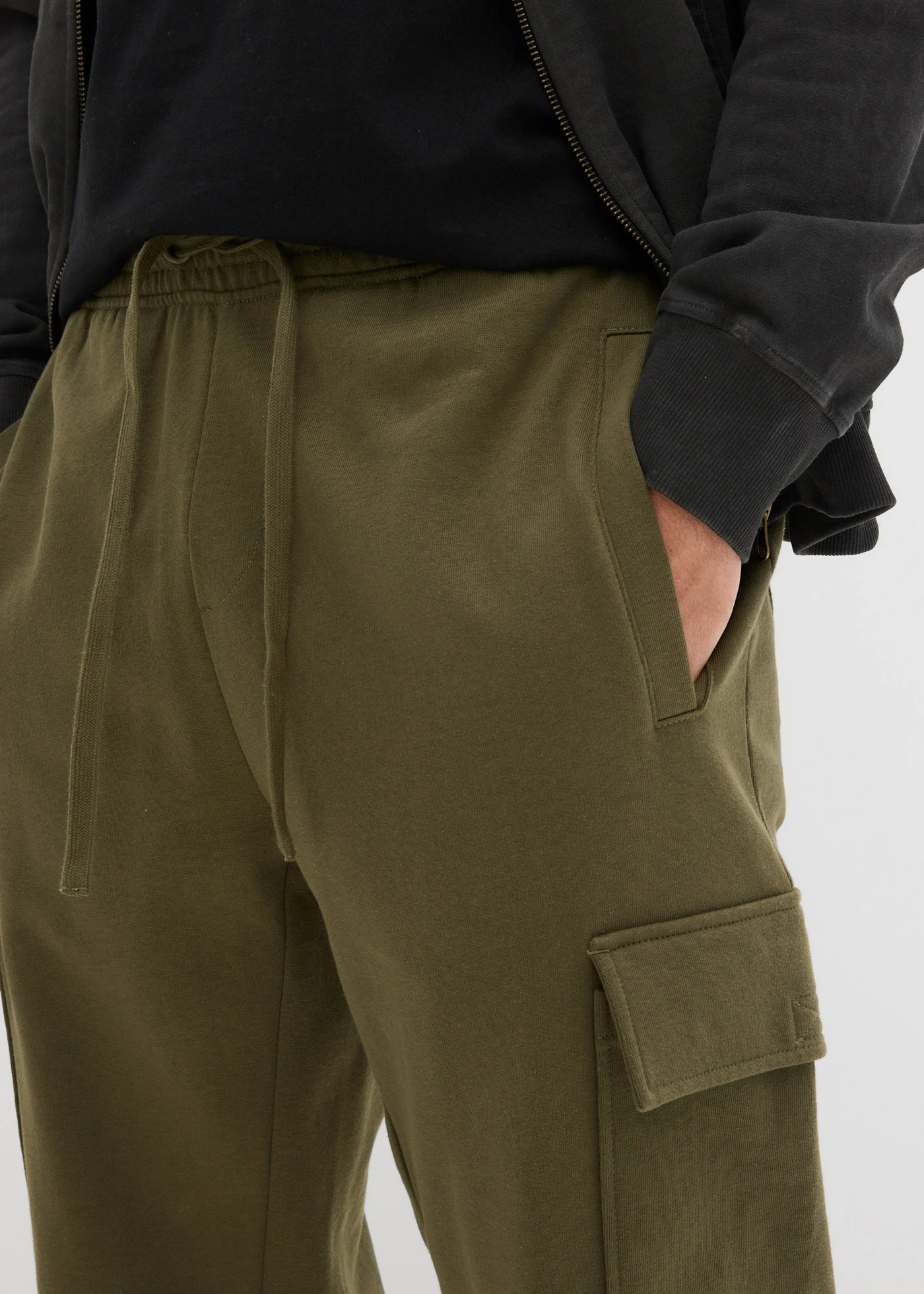 Joggingové kalhoty s cargo kapsami, Loose Fit • tmavě olivová • bonprix obchod