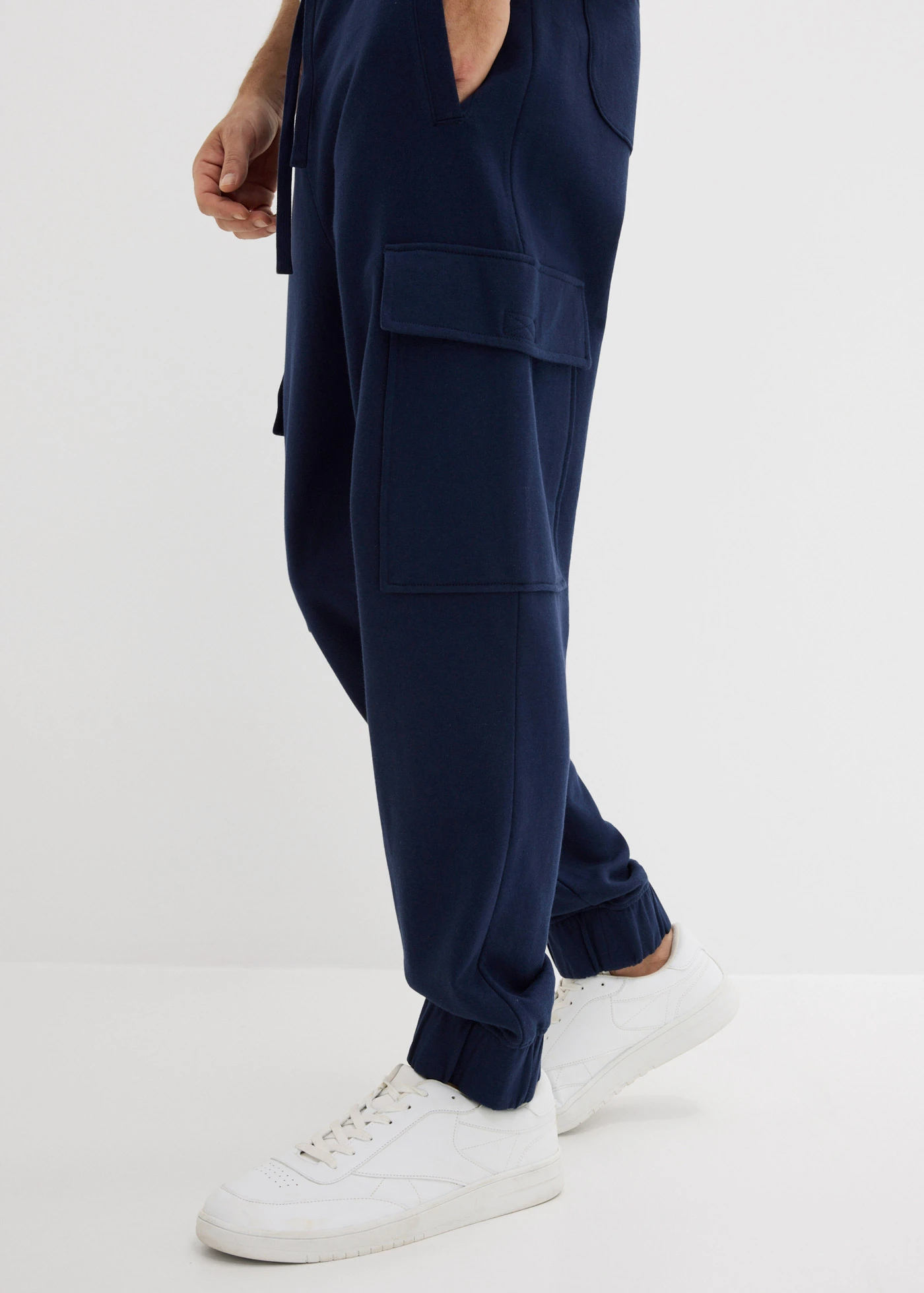 Spodnie sportowe z kieszeniami cargo, loose fit • granatowy • sklep bonprix