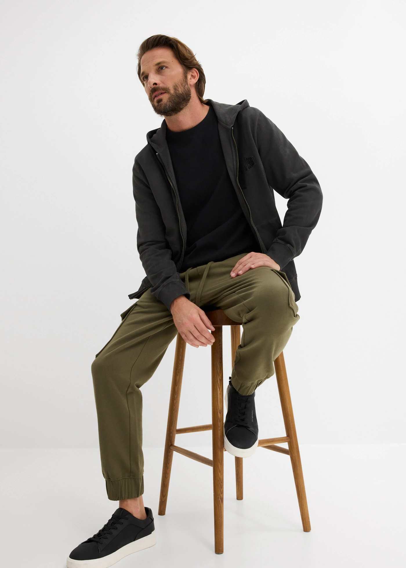 Sportnadrág cargo zsebekkel, Loose Fit • sötét olívazöld • bonprix áruház