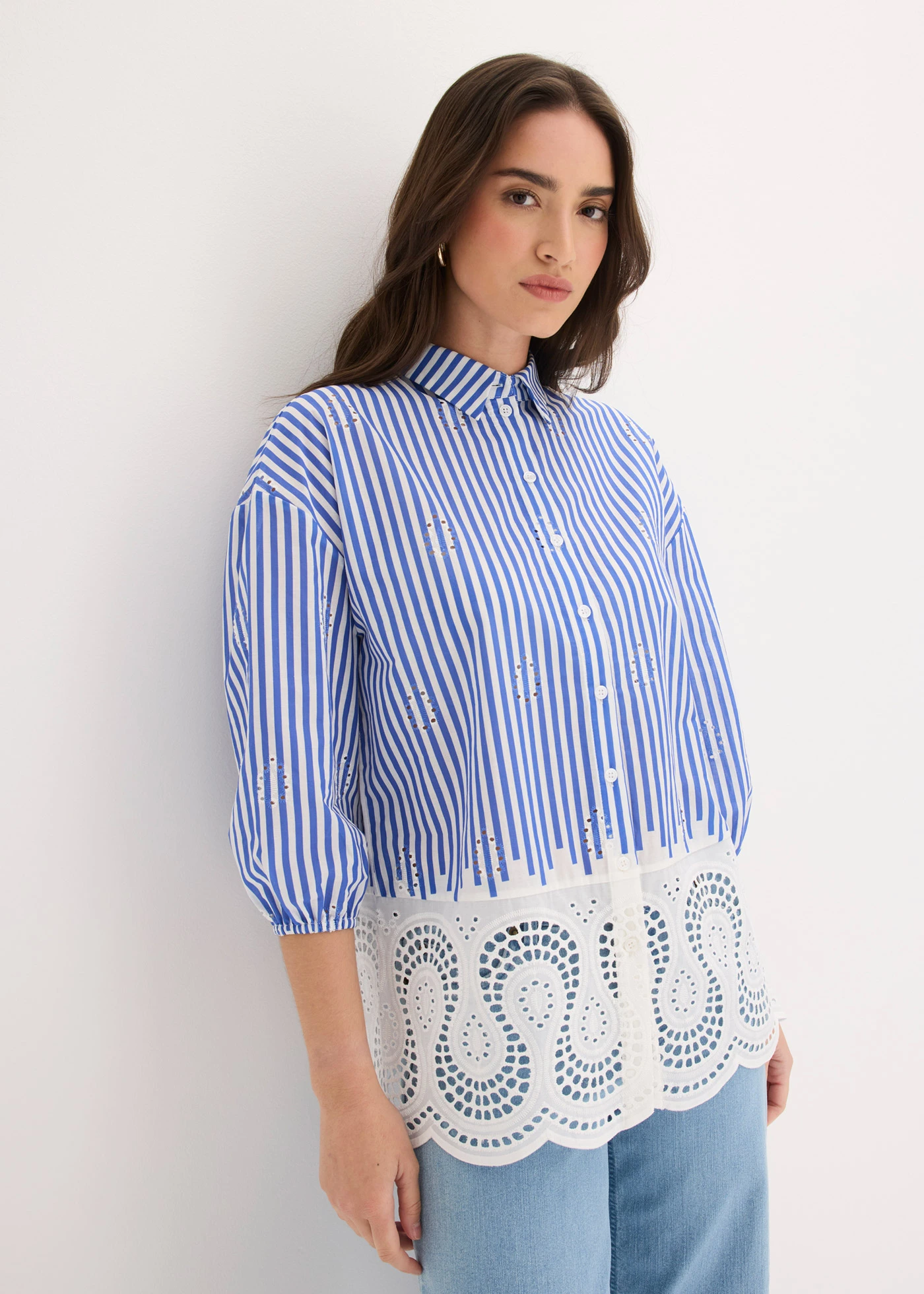 Oversized blouse met broderie anglaise • blauw-wit gestreept • bonprix online shop