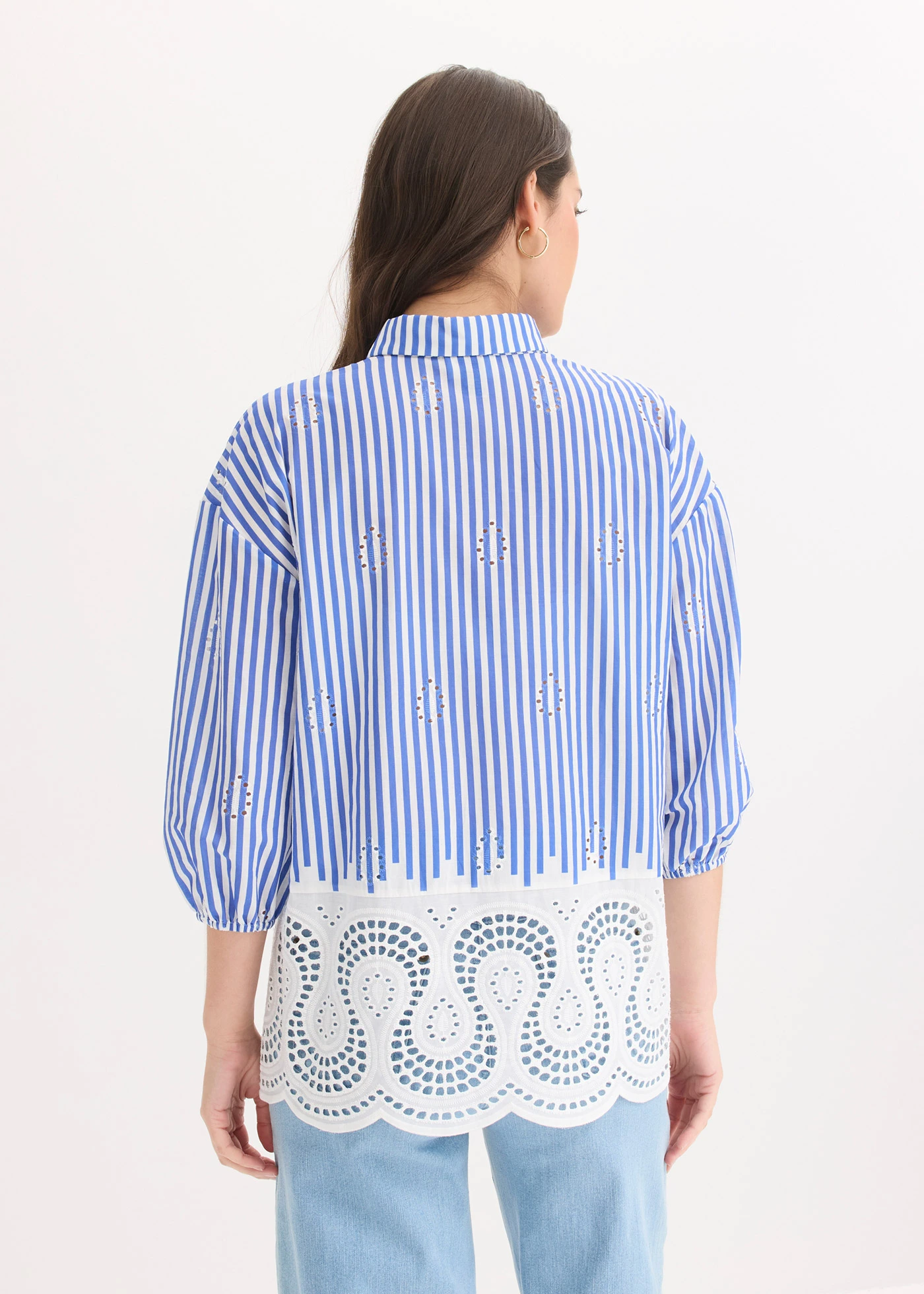 Chemisier oversize à broderie anglaise • bleu-blanc rayé • Boutique bonprix