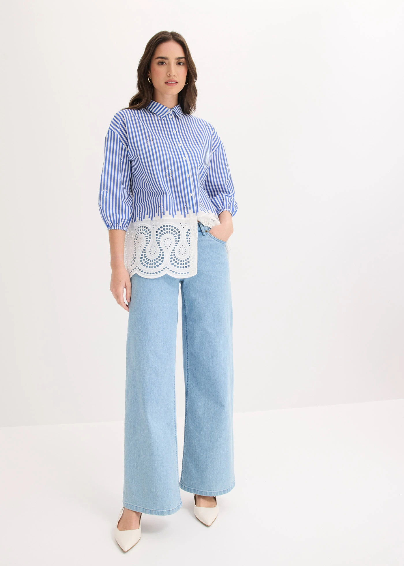 Chemisier oversize à broderie anglaise • bleu-blanc rayé • Boutique bonprix